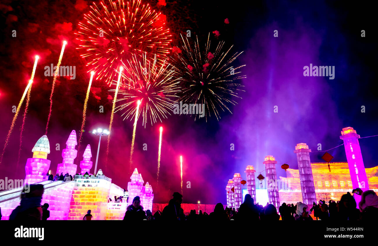 Fuochi d'artificio esplodere sopra il cielo per celebrare l'apertura del xx Cina Harbin ed al Mondo del Ghiaccio e della neve 2019 nella città di Harbin, a nord-est della Cina di Heilongjian Foto Stock