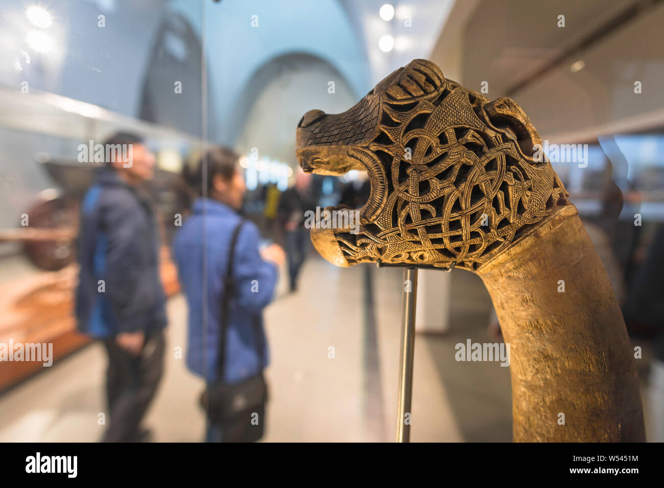 Museo Vichingo Oslo, in vista di un Legno complessamente intarsiato testa di animale post scoperto nella nave Oseberg, Museo della Nave Vichinga, Oslo, Norvegia. Foto Stock