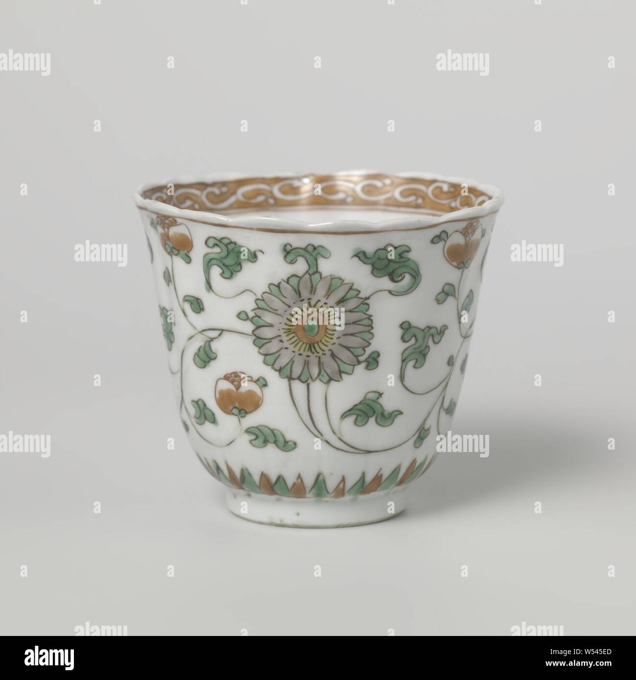 Alto, a forma di campana cup con motivi floreali stilizzate volute, Alta, bell a forma di tazza di porcellana con parete nervata e bordo dentellato, dipinta sullo smalto in rosso, verde, giallo, la melanzana e il nero. Grande fiore stilizzato vigne di fuori, motivi appuntiti intorno al piede, un ramo di fiori sul fondo e il bordo interno di arricciamento. Famille verte., anonimo, Cina, c. 1700 - c. 1724, Qing-dinastia (1644-1912) / Kangxi-periodo (1662-1722) / Yongzheng-periodo (1723-1735), porcellana (materiale), smalto, vetrificazione, h 6,9 cm d 7,8 cm d 3,7 cm Foto Stock
