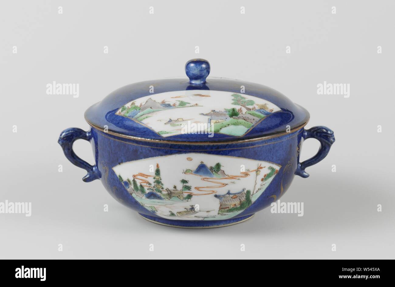 Ciotola coperta con polvere blu e paesaggi fluviali, Vaso con coperchio in porcellana con due S a forma di orecchie modellate a forma di testa di drago, dipinta in underglaze blu e sullo smalto blu, rosso, verde, giallo, melanzana, nero e oro. La parete è ricoperta di bleu poudré (polvere blu), con due fan-vani sagomati con un fiume paesaggio riempito con persone, padiglioni e alberi, accanto alle caselle di un ramo di fiori in oro, il coperchio con il pulsante con lo stesso decor. Tre chip nel bordo del coperchio. Bleu poudré con la famille verte., Jean Theodore Royer, anonimo, Cina, c. 1700 - c. 1720 Foto Stock