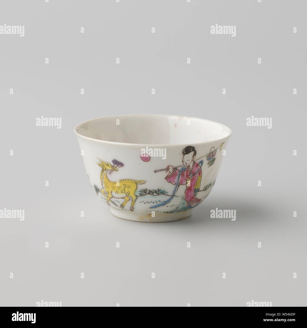 Piattino con Lan Caihe in un paesaggio con un cervo e bat, piatto porcellana dipinta su smalto di colore blu, rosso, rosa, verde, giallo e nero. Sulla piastra del piatto una rappresentazione di Caihe Lan (Lan Ts'ai Ho) con il suo cesto di frutta in un paesaggio da una roccia e un prunus, accanto a lui si trova un cervo con un fungo (lingzhi) nella sua bocca e un bat vola. Una spaccatura e un chip nel bordo del piatto. Famille rose con la famille verte., anonimo, Cina, c. 1725 - c. 1749, Qing-dinastia (1644-1912) / Yongzheng-periodo (1723-1735) / Qianlong-periodo (1736-1795), porcellana (materiale), smalto, vetrificazione, h 1. Foto Stock