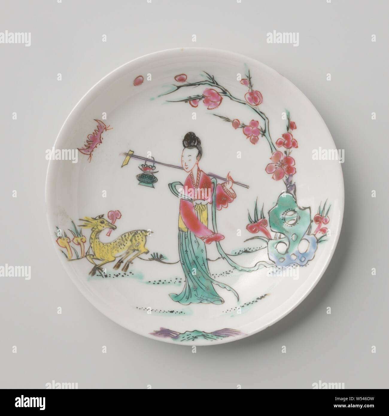 A campana con tazza Caihe Lan in un paesaggio con un cervo e bat, Bell a forma di tazza di porcellana dipinta su smalto di colore blu, rosso, rosa, verde, giallo e nero. Sulla parete di una rappresentazione di Caihe Lan (Lan Ts'ai Ho) con il suo cesto di frutta in un paesaggio nei pressi di una roccia e un prunus, accanto a lui si trova un cervo con un fungo (lingzhi) nella sua bocca e un bat vola. Famille rose con la famille verte., anonimo, Cina, c. 1725 - c. 1749, Qing-dinastia (1644-1912) / Yongzheng-periodo (1723-1735) / Qianlong-periodo (1736-1795), porcellana (materiale), smalto, vetrificazione, h 3,5 cm d 6.4 cm d 3.2 cm Foto Stock