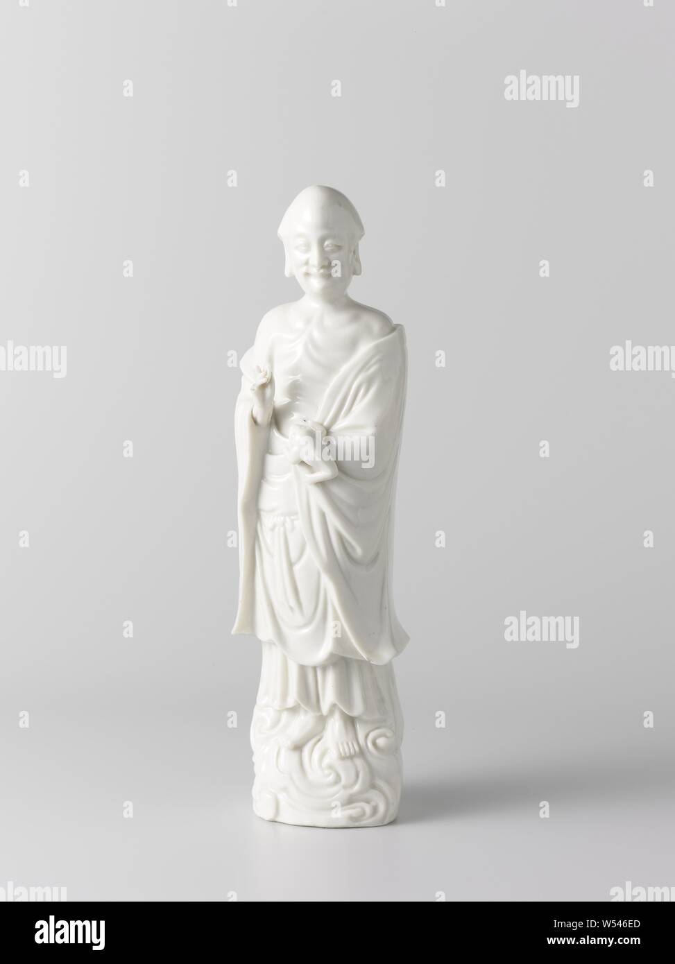 L'immortale Liu Hai la figura dell'immortale taoista Liu Hai con tripiede di rospo e moneta in oro. L'immagine rappresenta Liu Hai, un immortale Taoista, con il suo attributo il tripiede di rospo e una moneta in oro, egli è vestito con un abito aperto e si erge su un piedistallo a forma di nuvola. Alcune crepe di cottura, un dito è rotto. Blanc De Chine., anonimo, Cina, c. 1700 - c. 1724, Qing-dinastia (1644-1912) / Kangxi-periodo (1662-1722) / Yongzheng-periodo (1723-1735), porcellana (materiale), smalto, vetrificazione, h 35,5 cm l 10,5 cm × W 8 cm l 8.4 cm × W 7.3 cm Foto Stock