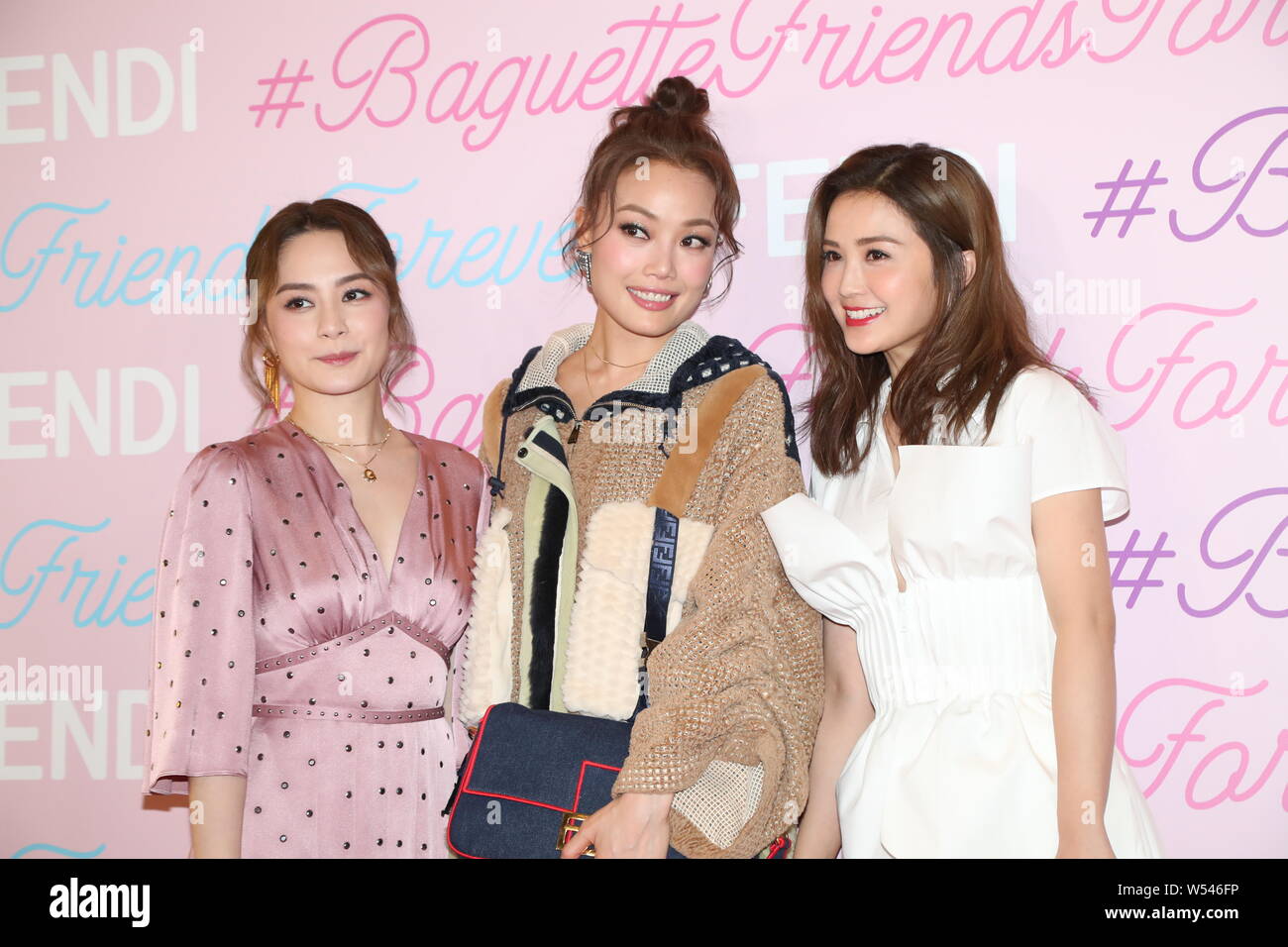 Gillian Chung, sinistra, Charlene Choi, destro di Hong Kong duo pop gemelli e il cantante e attrice Joey Yung frequentare la baguette Amici per sempre per eventi Foto Stock