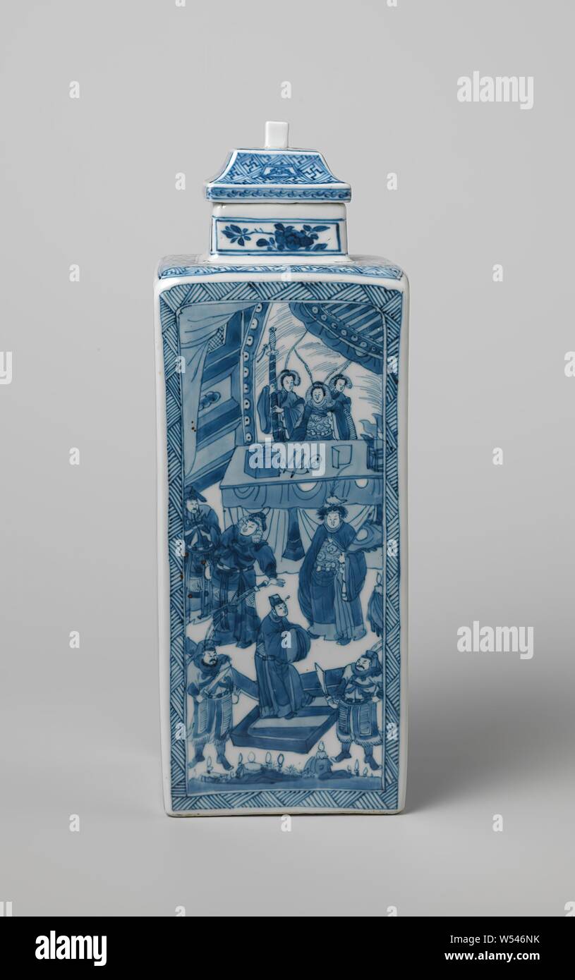 Bottiglia Quadra narrativa con scene di guerrieri in un paesaggio, il coperchio della bottiglia quadrata di porcellana dipinta in underglaze blu. Sul coperchio con una croce uncinata pattern con un cartiglio in essa con la fortuna di un simbolo (pesce). Sul coperchio quadrato pulsante il carattere 'fú', fortuna. Blauw-Wit, Jean Theodore Royer, fú', anonimo, Cina, c. 1675 - c. 1699, Qing-dinastia (1644-1912) / Kangxi-periodo (1662-1722), porcellana (materiale), smalto, cobalto (minerali), di vetrificazione, h 4,9 cm × l 6.5 cm × w 6,4 cm Foto Stock