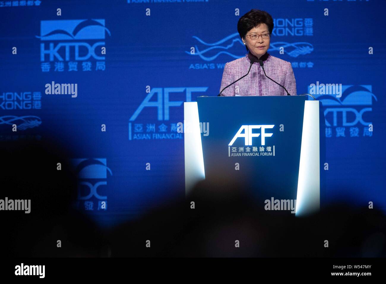 Hong Kong Chief Executive Carrie Lam Cheng Yuet-ngor offre un discorso durante il dodicesimo Asian Forum finanziario (AFF) 2019 a Hong Kong, Cina, 14 Januar Foto Stock