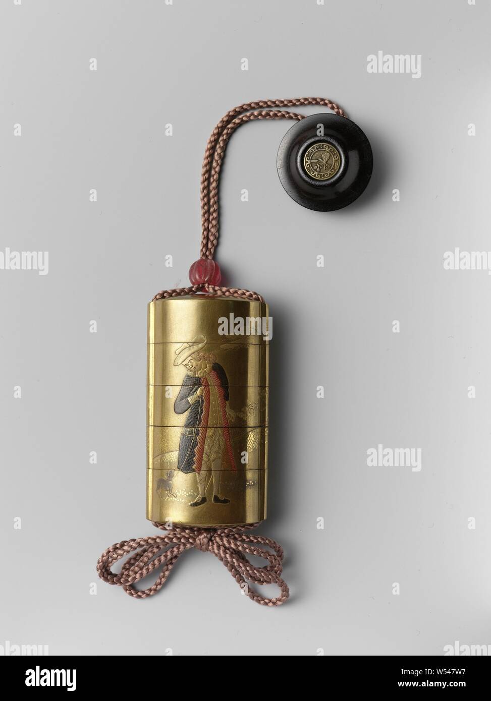 Inro con ojime e netsuke, Inro, costituito da 5 parti, con pulsante (ojime) e cinghia nodo (netsuke). Da un lato un commerciante olandese, invece di un portoghese. Il cavo non è autentica. Cinque caselle tenute insieme da una cordicella, passeggiate con il cane, vestiti, costume (abiti maschili), figura permanente, anonimo, Giappone, 1775 - 1800, Edo-periodo (1600-1868), il legno (materiale vegetale), lacca (rivestimento), metallo, materiali tessili, h 10.2 cm × W 5.2 cm × t 3.0 cm Foto Stock