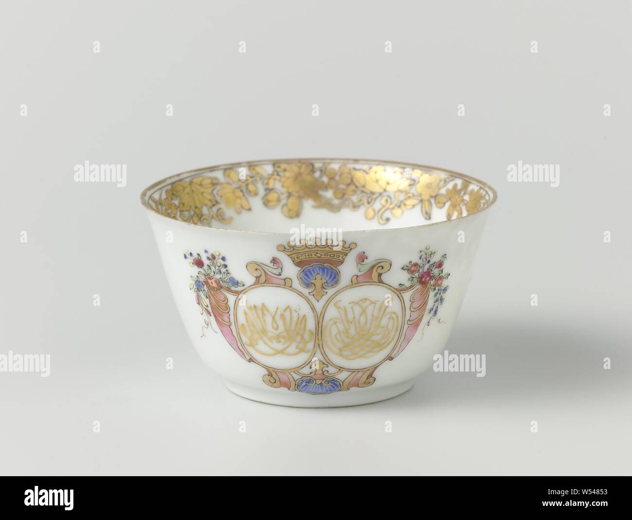 A forma di campana coppa dal "servizio wellengrebel' con un doppio monogramma coronato e un confine con cartigli floreali, Bell a forma di tazza di porcellana dipinta su smalto di colore blu, rosso, rosa, verde, giallo, nero e oro. Sulla parete esterna di un coronato, doppio specchio monogram con 'MVA' e 'CHTD' circondato da motivi di shell, riccioli e fiore spray, l'altro lato con una Lotus viticcio, il bordo interno con una banda di cartigli floreali, un fiore coccarda sul fondo. Rappresentanza europea in colori a smalto., anonimo, Cina, c. 1740, Qing-dinastia (1644-1912) / Qianlong-periodo (1736-1795), porcellana Foto Stock