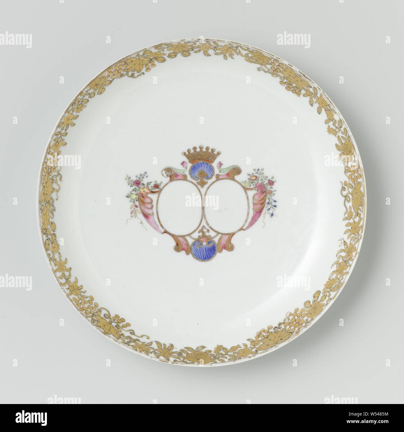 Piattino - piatto dal "servizio wellengrebel' con un doppio monogramma coronato e un confine con cartigli floreali, piatto porcellana dipinta su smalto di colore blu, rosso, rosa, verde, giallo, nero e oro. Sul ripiano di un coronato, doppio specchio monogram con 'MVA' e 'CHTD' circondato da motivi di shell, volute e fiori spray, il bordo interno con una band con cartigli floreali. Usura smalto oro monogramma, parete è stato rotto. Rappresentanza europea in colori a smalto., anonimo, Cina, c. 1740, Qing-dinastia (1644-1912) / Qianlong-periodo (1736-1795), porcellana (materiale), smalto, oro (metallo), vetrificazione Foto Stock