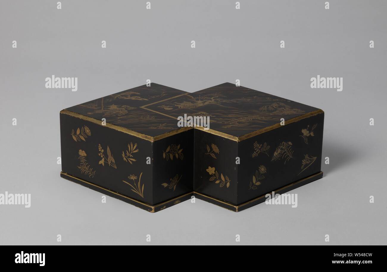 Scatola in forma di due finestre collassato, Scatola con coperchio con lacca nera e oro decori di lacca. La scatola ha la forma di due diamanti di sovrapposizione e sorge su un'ampia base. Il coperchio cade al di sopra della casella e copre completamente i lati. Una foglia si inserisce sul bordo superiore della scatola. La parte superiore del coperchio è dipinta con acqua paesaggi, la foglia e il lato del coperchio sono flower spray. Le pareti della scatola e l'interno della scatola e coperchio in nashiji., anonimo, Giappone, c. 1750 - c. 1799, di legno (materiale vegetale), lacca (rivestimento), laccature h 14.7 cm × W 28,5 cm × d 13,5 cm Foto Stock