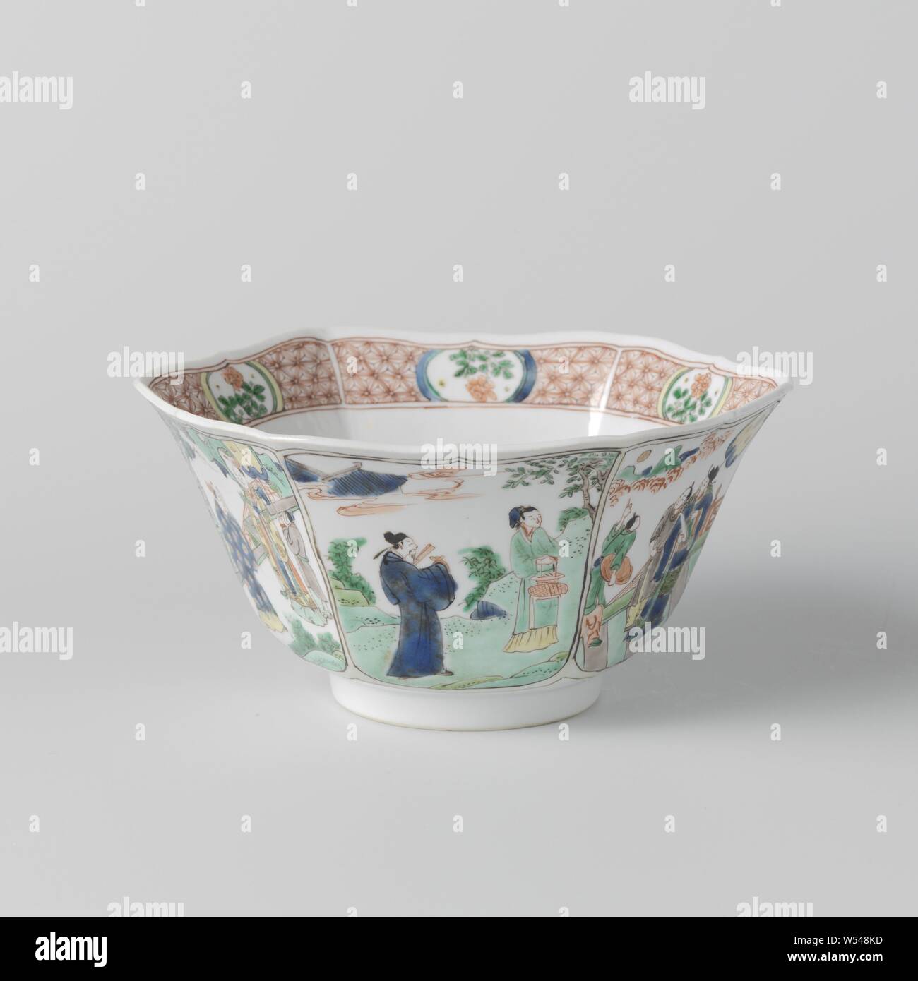 Vaso esagonale con scene di narrazione riguardante Lü Dongbin, esagonale vaso di porcellana con parete di diffusione e bordo dentellato, dipinta in underglaze blu e sullo smalto blu, rosso, verde, giallo, melanzana, nero e oro. L'esterno con una diversa performance narrativa circa Lü Dongbin in ciascuna delle sei sezioni e di antiquariato sulla parte inferiore del bordo sul lato interno con un modello geometrico intervallati con cartouches con fiore spray. Contrassegnato sul fondo con i sei caratteri del marchio di Imperatore Chenghua. Una crepa nel bordo, chip multipli nel bordo, chip nell'anello piede. Famille verte Foto Stock