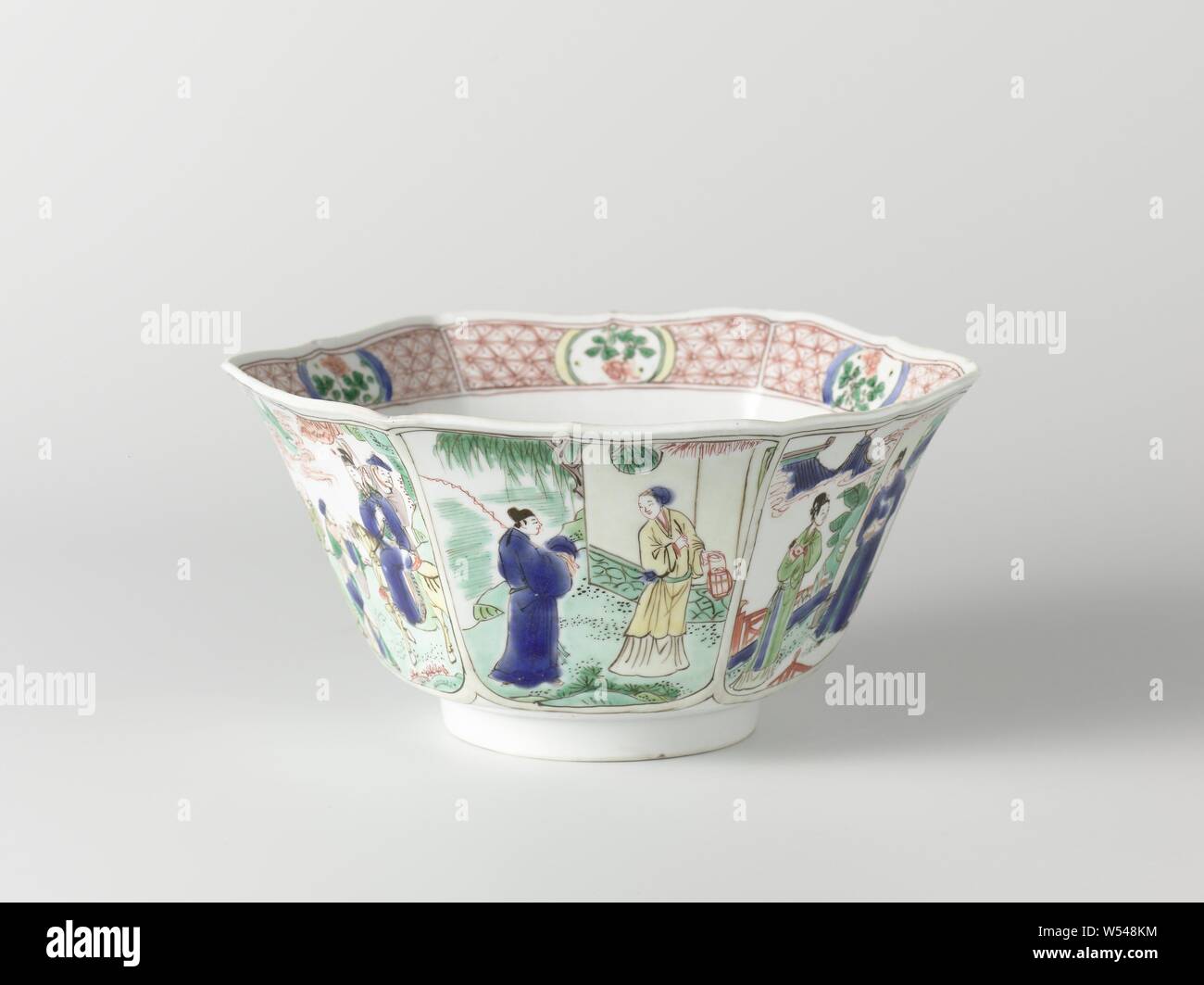 Vaso esagonale con scene di narrazione riguardante Lü Dongbin, esagonale vaso di porcellana con parete di diffusione e bordo dentellato, dipinta in underglaze blu e sullo smalto blu, rosso, verde, giallo, melanzana, nero e oro. L'esterno con una diversa performance narrativa circa Lü Dongbin in ciascuna delle sei sezioni e di antiquariato sulla parte inferiore del bordo sul lato interno con un modello geometrico intervallati con cartouches con fiore spray. Contrassegnato sul fondo con i sei caratteri del marchio di Imperatore Chenghua. Quattro chip nel bordo. Famille verte., anonimo, Cina, c. 1700 - c. 1724, Qing Foto Stock