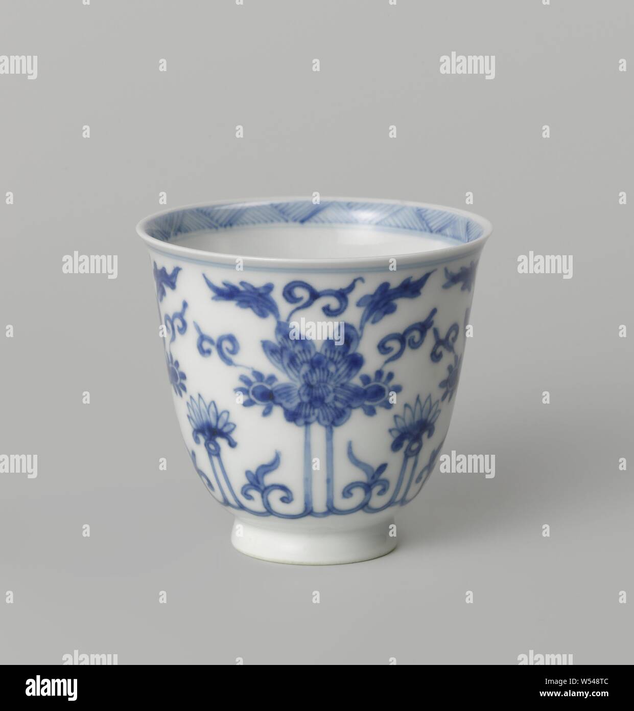 A forma di campana cup con lotus scrolls, Bell a forma di tazza in porcellana dipinta in underglaze blu. Sulla parete esterna di un fortemente stilizzata lotus continuo della vigna. Il fondo di un ramo stilizzato in un doppio cerchio. Una banda con un tratteggio sul bordo interno. Blauw-Wit, fiori, ornamento, anonimo, Cina, c. 1700 - c. 1724, Qing-dinastia (1644-1912) / Kangxi-periodo (1662-1722) / Yongzheng-periodo (1723-1735), porcellana (materiale), smalto, cobalto (minerali), di vetrificazione, h 6,8 cm d 7,5 cm Foto Stock