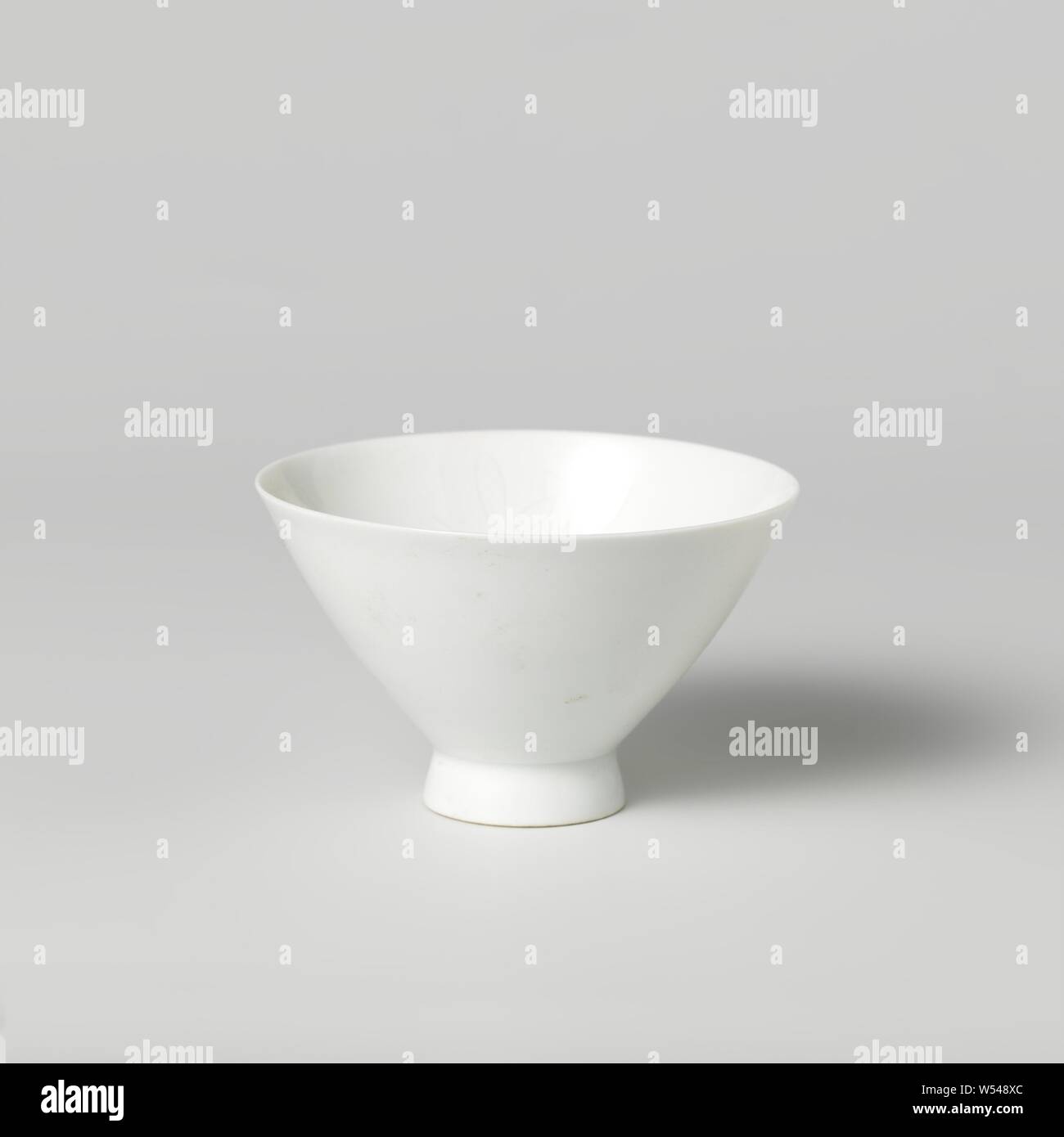 Cup con incise le teste dei fiori, tazza di porcellana coperto con un bianco traslucido smalto. Sagomato conicamente testa con quattro fiori inciso all'interno. Blanc De Chine., anonimo, Cina, c. 1800 - c. 1849, Qing-dinastia (1644-1912) / Jiaqing-periodo (1796-1820) / Daoguang-periodo (1821-1850), porcellana (materiale), smalto, vetrificazione, h 4,7 cm d 7.6 cm d 2,8 cm Foto Stock