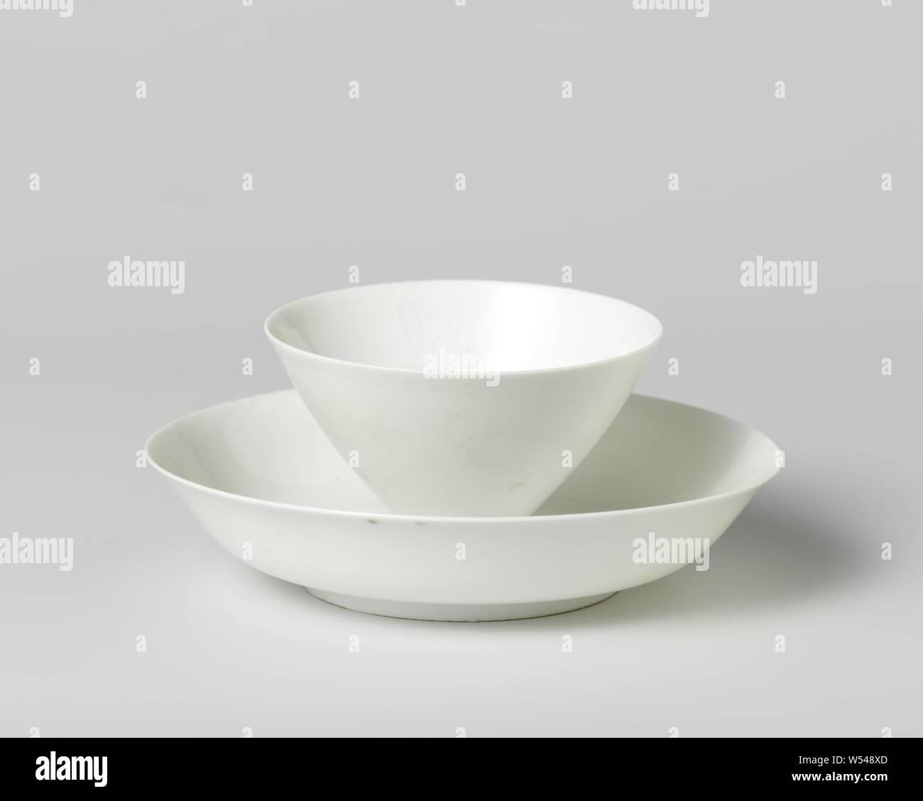 Tazza e piattino con incise le teste dei fiori, tazza di porcellana con piattino, coperto con un bianco traslucido smalto. Sagomato conicamente testa con quattro fiori incisi sull'interno, non-matching, decorate piatto. Blanc De Chine., anonimo, Cina, c. 1800 - c. 1849, Qing-dinastia (1644-1912) / Jiaqing-periodo (1796-1820) / Daoguang-periodo (1821-1850), porcellana (materiale), smalto, vetrificazione, h 5 cm h 4,7 cm d 7.6 cm d 2,8 cm h 2,7 cm d 12,3 cm d 6,2 cm Foto Stock