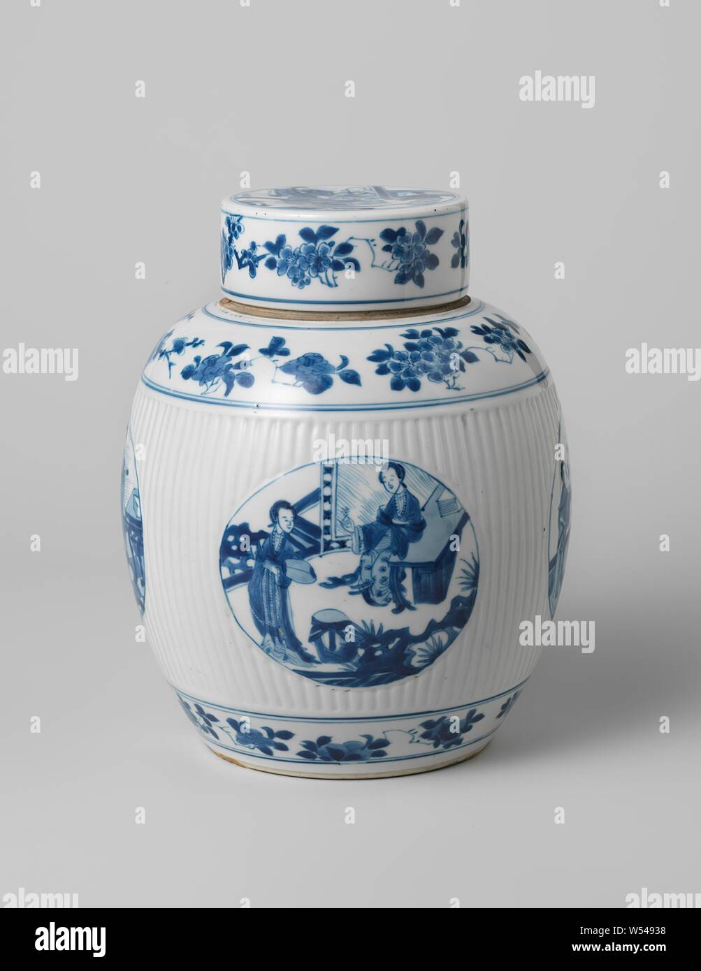 Ovoidale vaso coperto con fiore spray e scene di narrativa in medaglioni, copertura di uova a forma di vaso di porcellana con una parete nervata, dipinta in underglaze blu. Sul coperchio una scena di tre uomini cinesi su una terrazza con un servo che offre uno di loro una ciotola. Sul bordo di rami di fiori. Blu-bianco, anonimo, Cina, c. 1680 - c. 1720, Qing-dinastia (1644-1912) / Kangxi-periodo (1662-1722), porcellana (materiale), smalto, cobalto (minerali), di vetrificazione, h 4,1 cm × d 10,7 cm Foto Stock