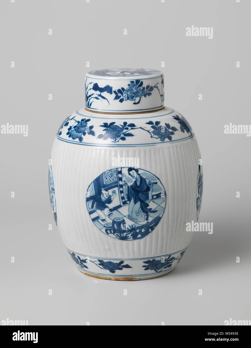 Ovoidale vaso coperto con fiore spray e scene di narrativa in medaglioni, copertura di uova a forma di porcellana pentola coperta, dipinta in underglaze blu. Sul coperchio una scena con due signore su di una terrazza con un tavolo con un libro. Sul bordo fiore rami (Lotus). Blu e bianco., anonimo, Cina, c. 1680 - c. 1720, Qing-dinastia (1644-1912) / Kangxi-periodo (1662-1722), porcellana (materiale), smalto, cobalto (minerali), di vetrificazione, h 4,1 cm × d 10,7 cm Foto Stock