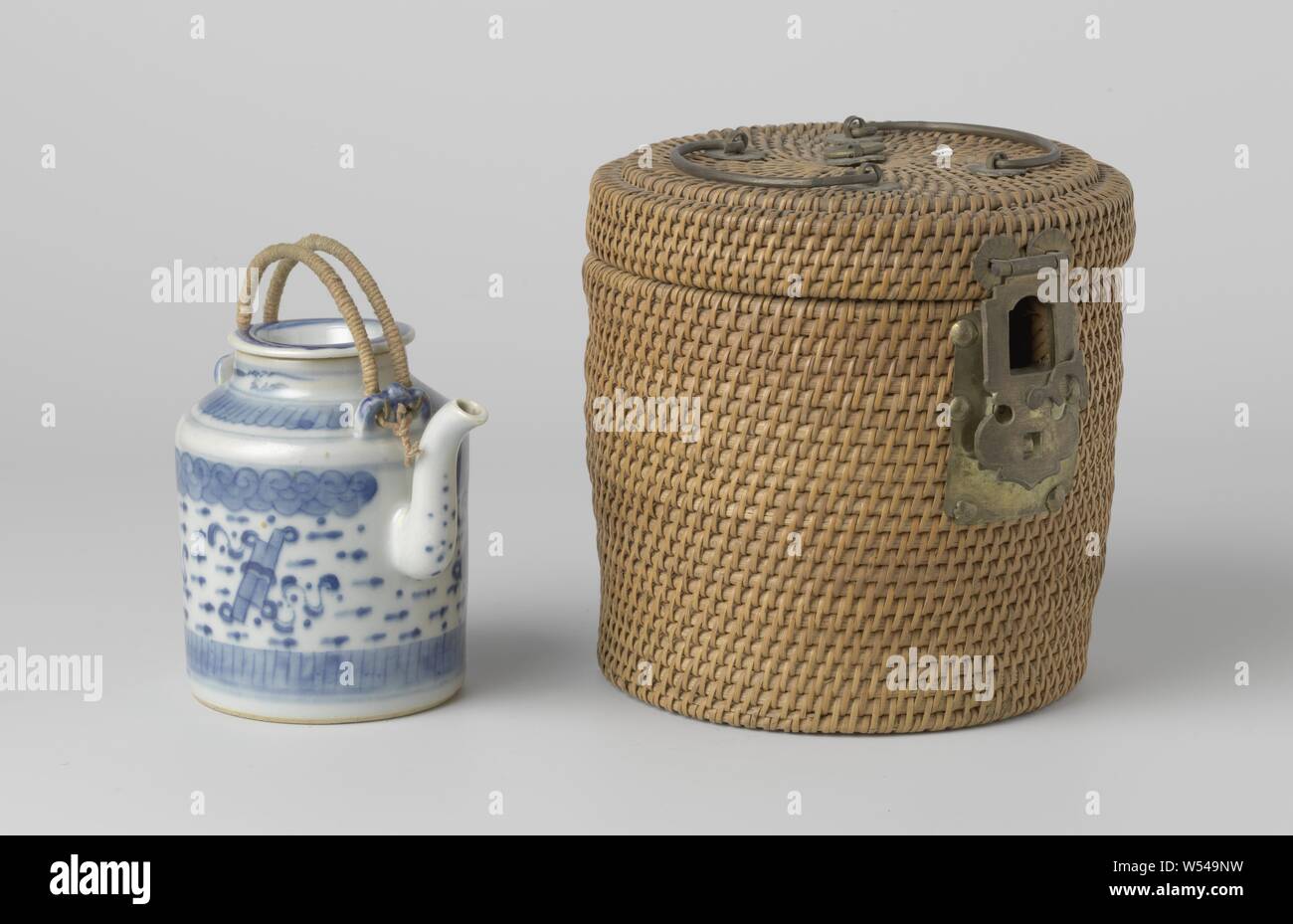 Teiera con oggetti preziosi e disegni cesto in vimini, cilindrico teiera in porcellana con beccuccio e manico di filo avvolto, dipinta in underglaze blu. Sul muro due bande decorative con oggetti di valore (libri), Lucky simboli (vaso) e simboli taoista (ventola, nacchere) tra il coperchio con centro ribassato con carattere cinese. Matching, intrecciato a forma di tamburo cestello con cerniere in ottone e chiusura. Bianco blu., anonimo, Cina, c. 1800 - c. 1999, Qing-dinastia (1644-1912) / Qianlong-periodo (1736-1795), porcellana (materiale), smalto, cobalto (minerale), Rame (metallo), ferro (metallo), intreccio, h 14.5 cm Foto Stock