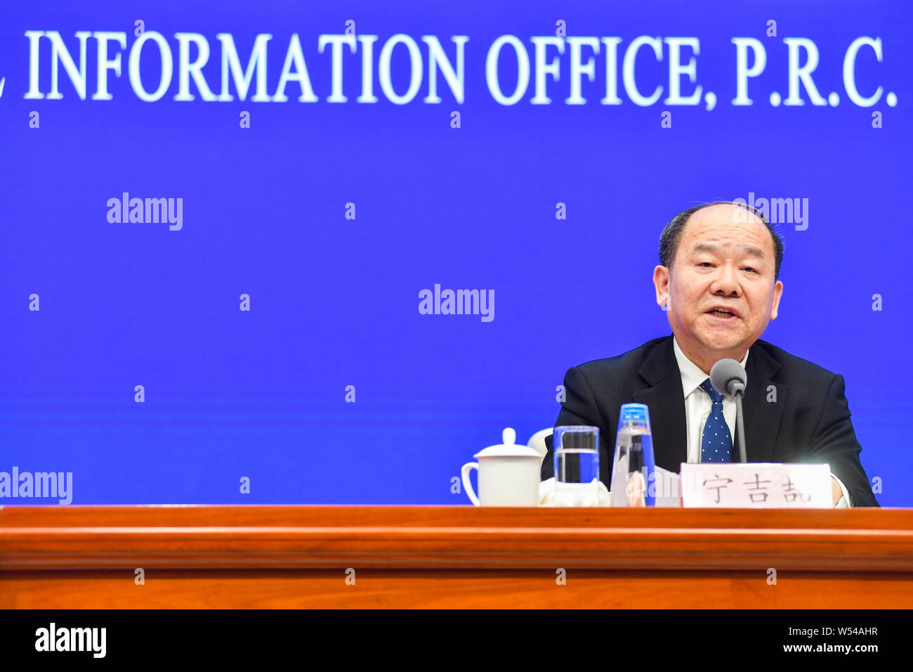 Ning Jizhe, Commissario dell'Ufficio Nazionale di Statistica, parla per il rilascio di informazioni relative a livello nazionale le prestazioni economiche nel 2018, durante una Foto Stock
