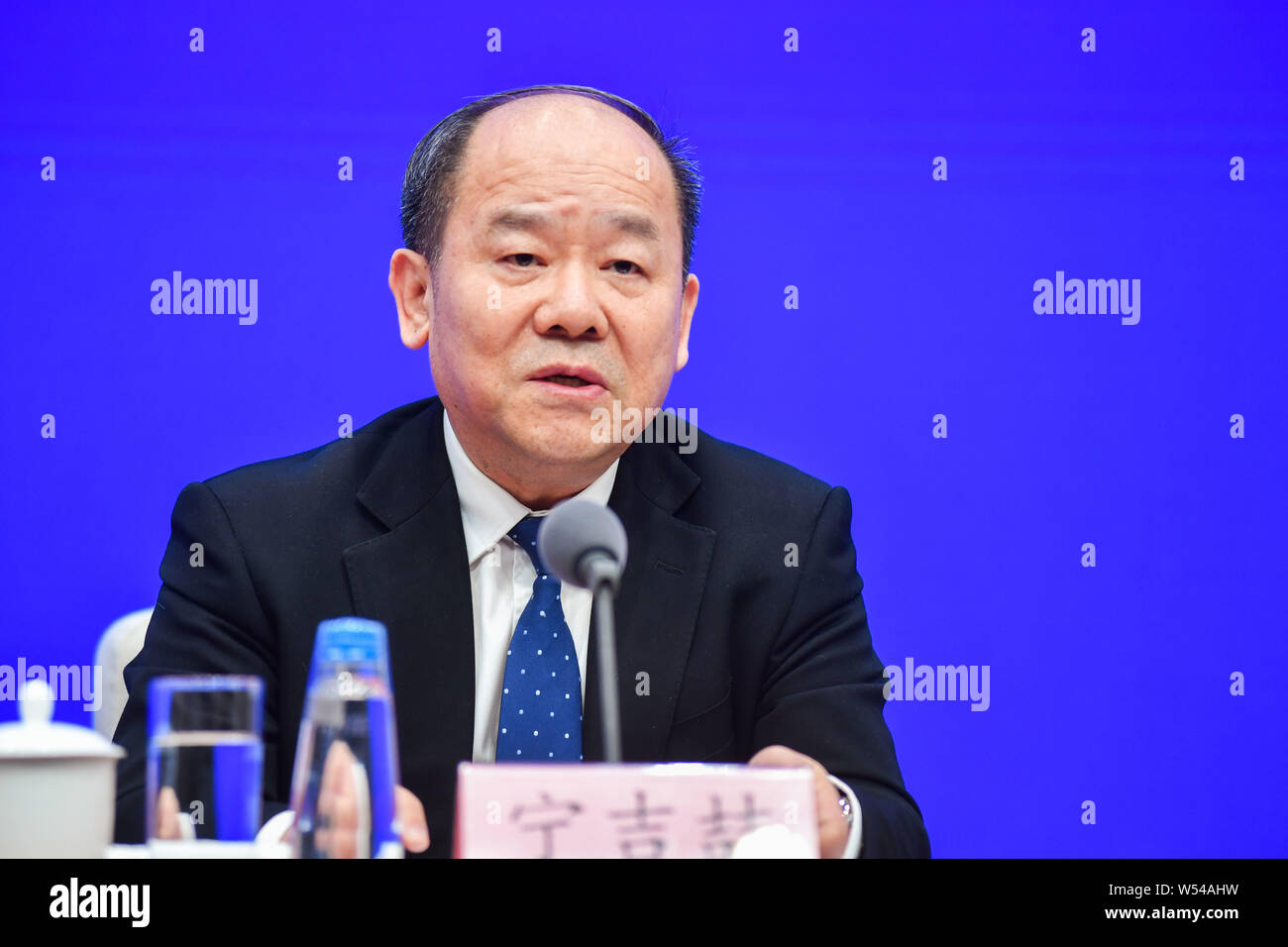 Ning Jizhe, Commissario dell'Ufficio Nazionale di Statistica, parla per il rilascio di informazioni relative a livello nazionale le prestazioni economiche nel 2018, durante una Foto Stock