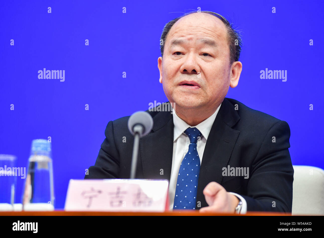 Ning Jizhe, Commissario dell'Ufficio Nazionale di Statistica, parla per il rilascio di informazioni relative a livello nazionale le prestazioni economiche nel 2018, durante una Foto Stock