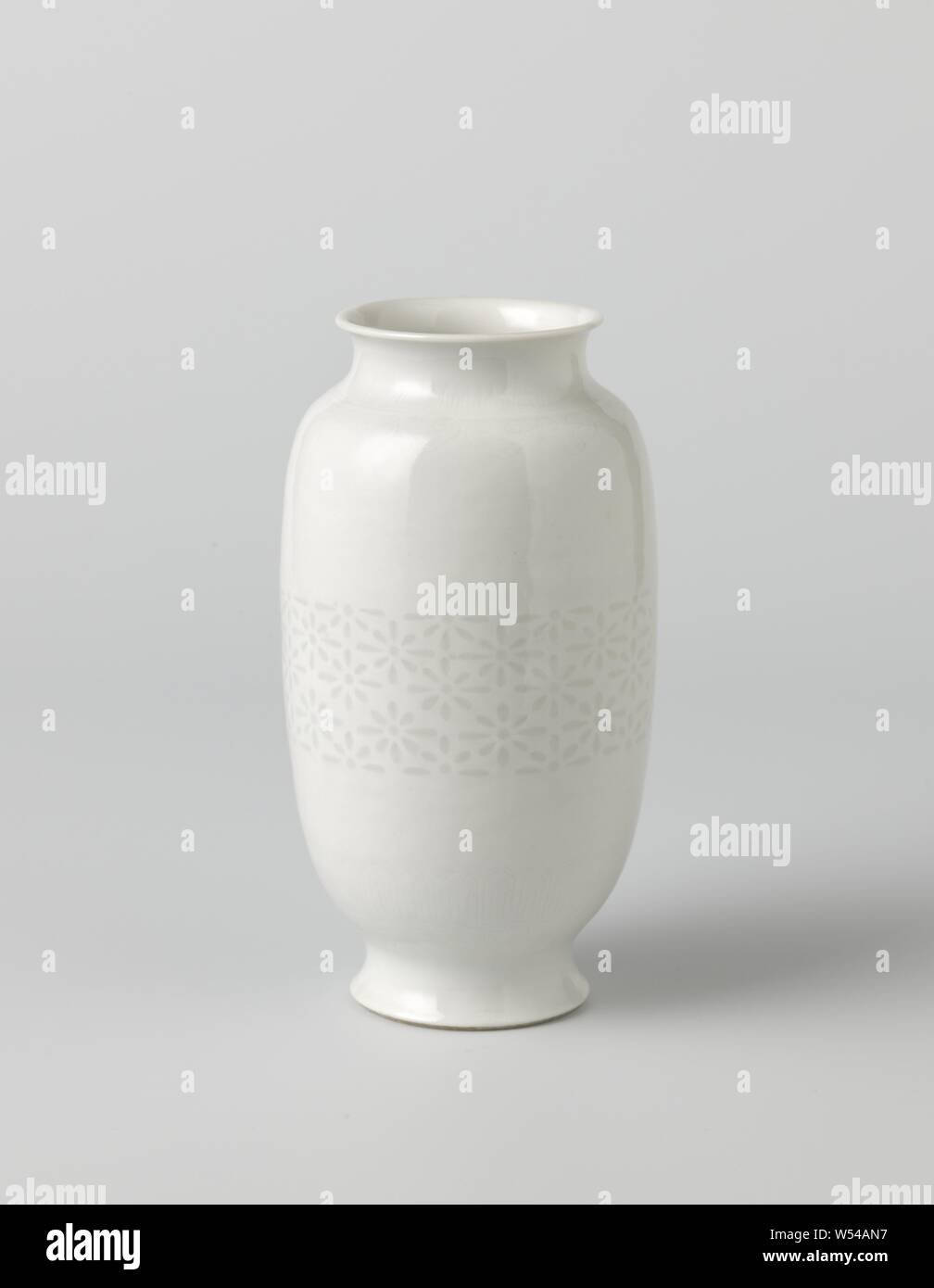 Vaso ovoidale con traslucido star motif, ruyi teste e frontiere ornamentali, uovo a forma di vaso di porcellana, coperto con un bianco traslucido smalto. Sul corpo di una larga banda con vetrate Lavori di pizzo, intorno al piede e attorno alla spalla una fascia con motivi ruyi e una fascia con motivo decorativo. Blanc De Chine., anonimo, Cina, c. 1900 - c. 1944, Qing-dinastia (1644-1912), porcellana (materiale), smalto, vetrificazione, h 16.3 cm d 6.1 cm d 9 cm d 5,5 cm Foto Stock