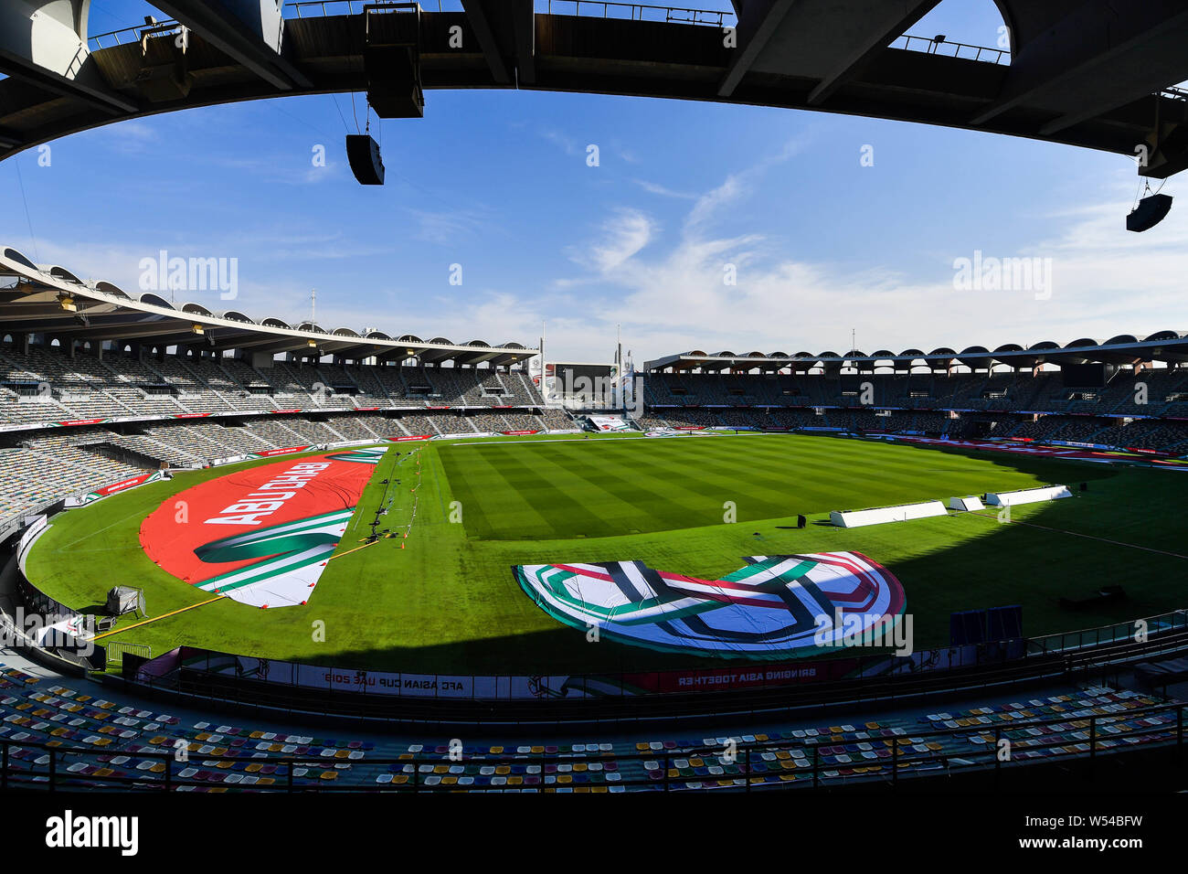 Vista interna del Mohammed bin Zayed Stadium a prendere il centro della scena del 2019 AFC Asian Cup ad Abu Dhabi, Emirati Arabi Uniti, 2 gennaio 2019. Foto Stock