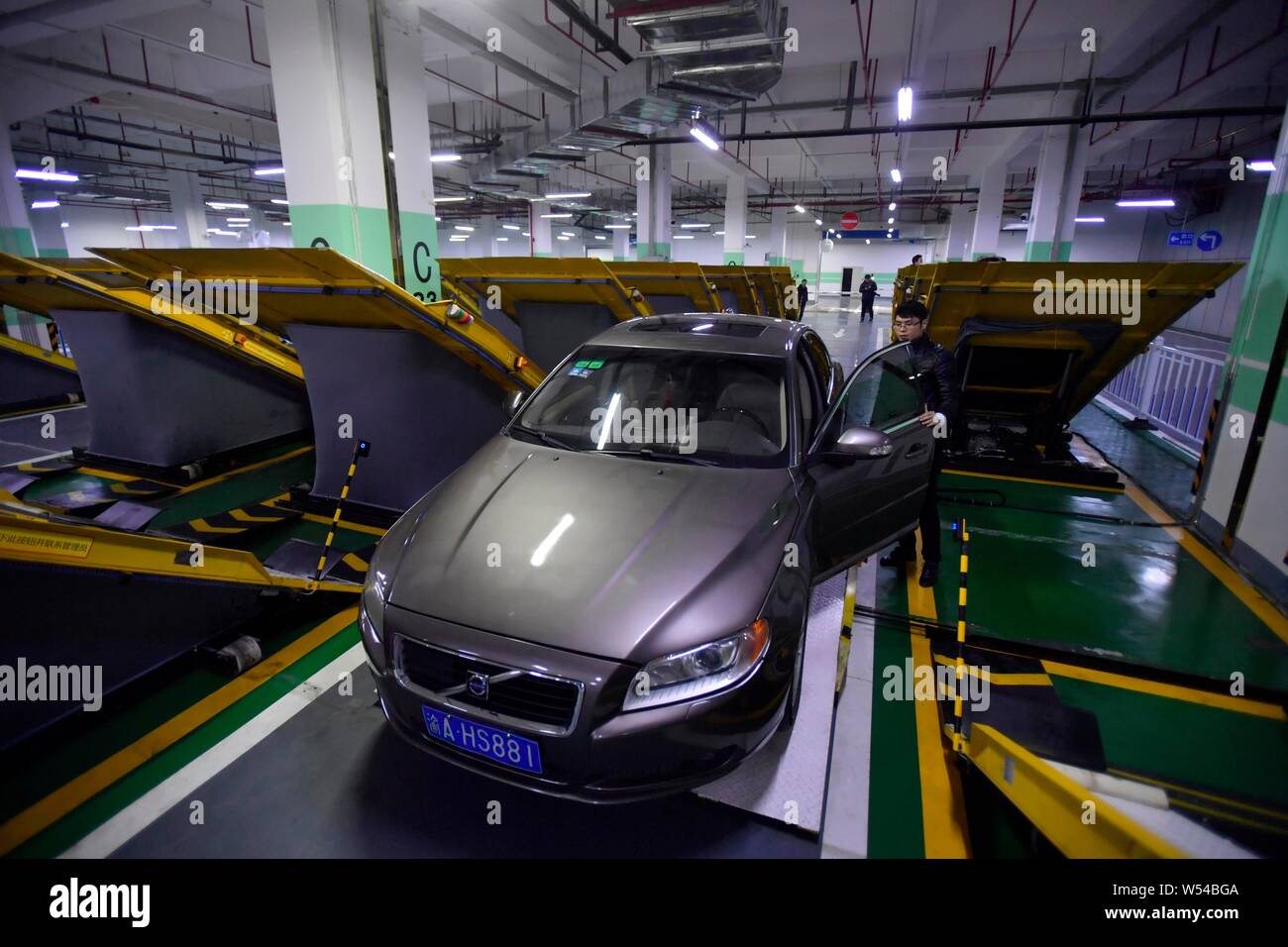 Un residente locale parcheggia la sua auto in una posizione inclinata in un parcheggio a Chongqing Cina, 7 gennaio 2019. Un parcheggio è stato installato con incl Foto Stock