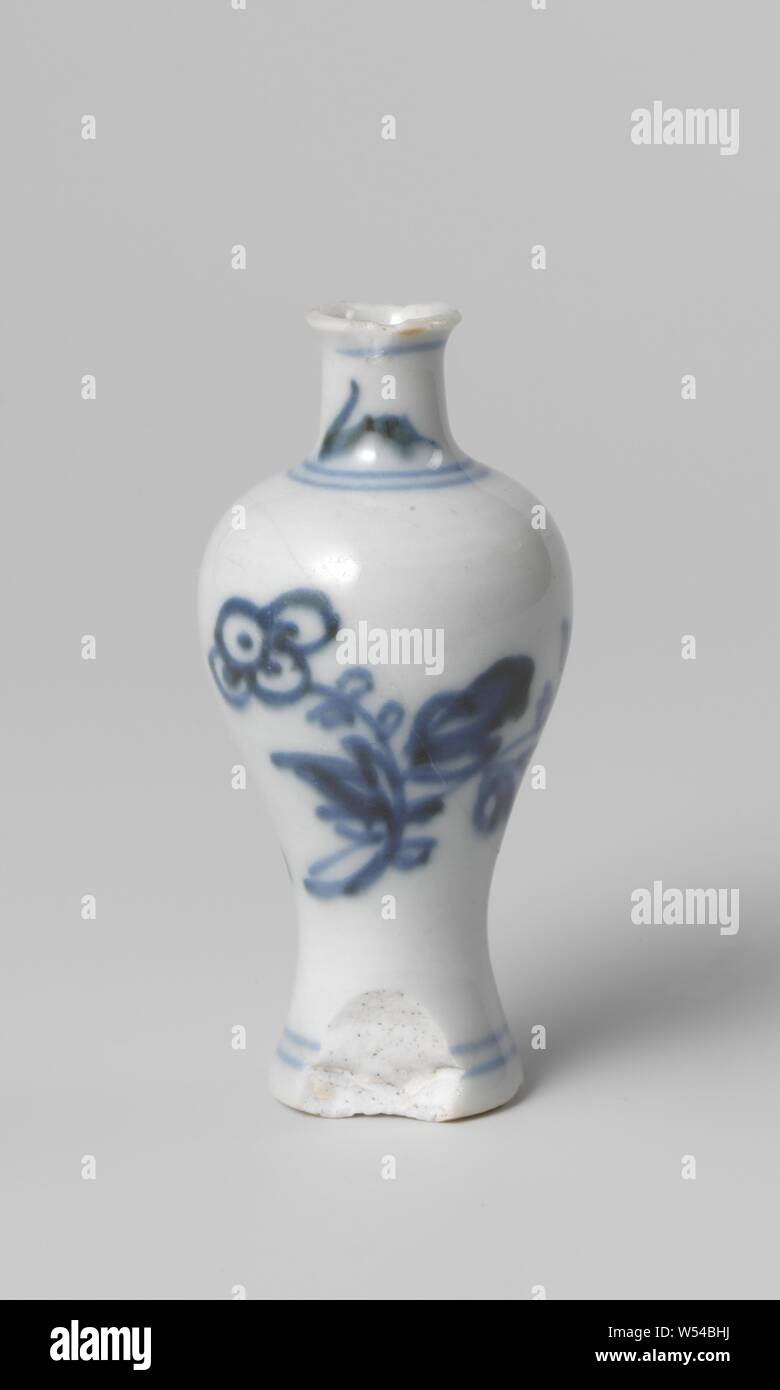 Bottiglia in miniatura Vaso con fiore spray, Cina, c. 1675 - c. 1724, Qing-dinastia (1644-1912) / Kangxi-periodo (1662-1722) / Yongzheng-periodo (1723-1735), porcellana, smalto, cobalto (minerale), pittura, h 6.5 cm d 3 cm Foto Stock