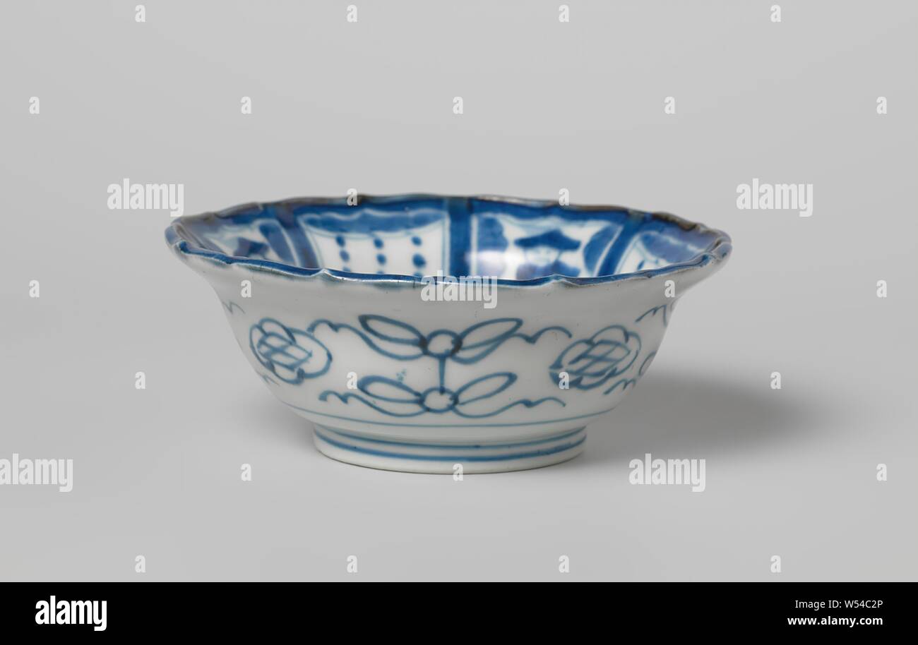 Ciotola con un qilin e figure europea e sacchetti in un pannello di decorazione, Vaso di porcellana con un rinforzo a forma di cerchio, dipinta in underglaze blu. Sul fondo un qilin in un medaglione. La parete interna è suddivisa in otto scomparti con spazzole alternato e un europeo. La parete esterna con quattro volte di una finestra in un cartiglio lobata, intervallati da archi. La forma e la decorazione sono basati sui cinesi kraak porcellana. Arita, blu e bianco., anonimo, Giappone, c. 1850, Edo-periodo (1600-1868), porcellana (materiale), smalto, cobalto (minerali), di vetrificazione, h cm 5,5 d 14,7 cm d 7,2 cm Foto Stock