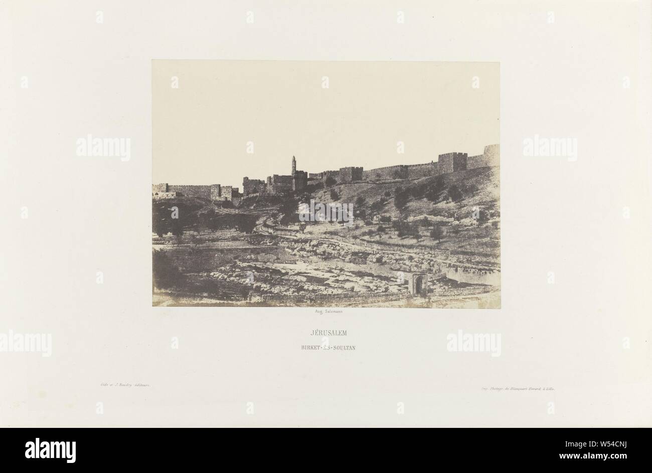 Birket-es-bacino Soultan vicino a Gerusalemme (Gerusalemme / Birket-es-Soultan) Gerusalemme. Étude et la riproduzione photographique des monumenti de la Ville Sainte (titolo serie), Jérusalem / Birket-es-Soultan, nomi di edifici storici e siti, strade, (con il nome), nomi di città e villaggi (con il nome), paesaggi con acque, paesaggi marini, paesaggi marini (nella zona temperata), vista città in generale, 'veduta', Birket-es-Soultan, Gerusalemme, Auguste Salzmann, 1854 - 1856, carta, carta fotografica, cartone, carta salata stampa, h 155 mm × W 218 mm Foto Stock