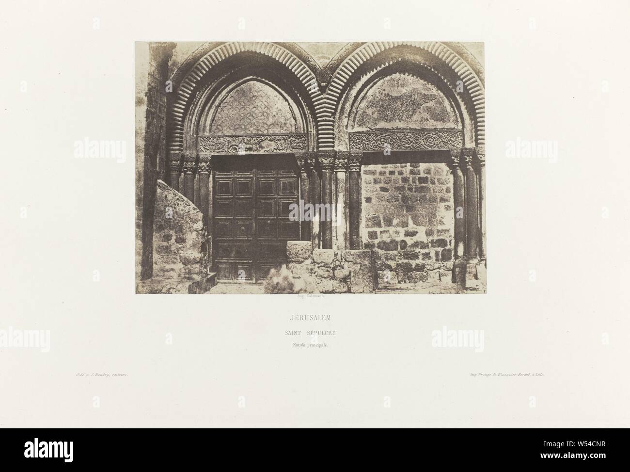 Ingresso alla chiesa del Santo Sepolcro di Gerusalemme (Jérusalem / Saint Sépulcre / Entrée principale) Jérusalem. Étude et la riproduzione photographique des monumenti de la Ville Sainte (titolo serie), Jérusalem / Saint Sépulcre / Principal, da nomi di edifici storici e siti, strade, ecc. (Con il nome), nomi di città e villaggi (con il nome), chiesa (esterno), Santo Sepolcro Chiesa, Auguste Salzmann, 1854 - 1856, carta, carta fotografica, cartone, carta salata stampa, h 153 mm × W 214 mm Foto Stock