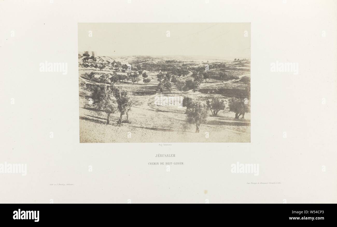 La strada per Betlemme (Jérusalem / Chemin de Beit-Lehem) Jérusalem. Etude et la riproduzione photographique des monumenti de la Ville Sainte (titolo serie), Jérusalem / Chemin de Beit-Lehem, nomi di città e villaggi (con il nome), alberi, Betlemme, Gerusalemme, Auguste Salzmann, 1854 - 1856, carta, carta fotografica, cartone, carta salata stampa, h 145 mm × W 206 mm Foto Stock