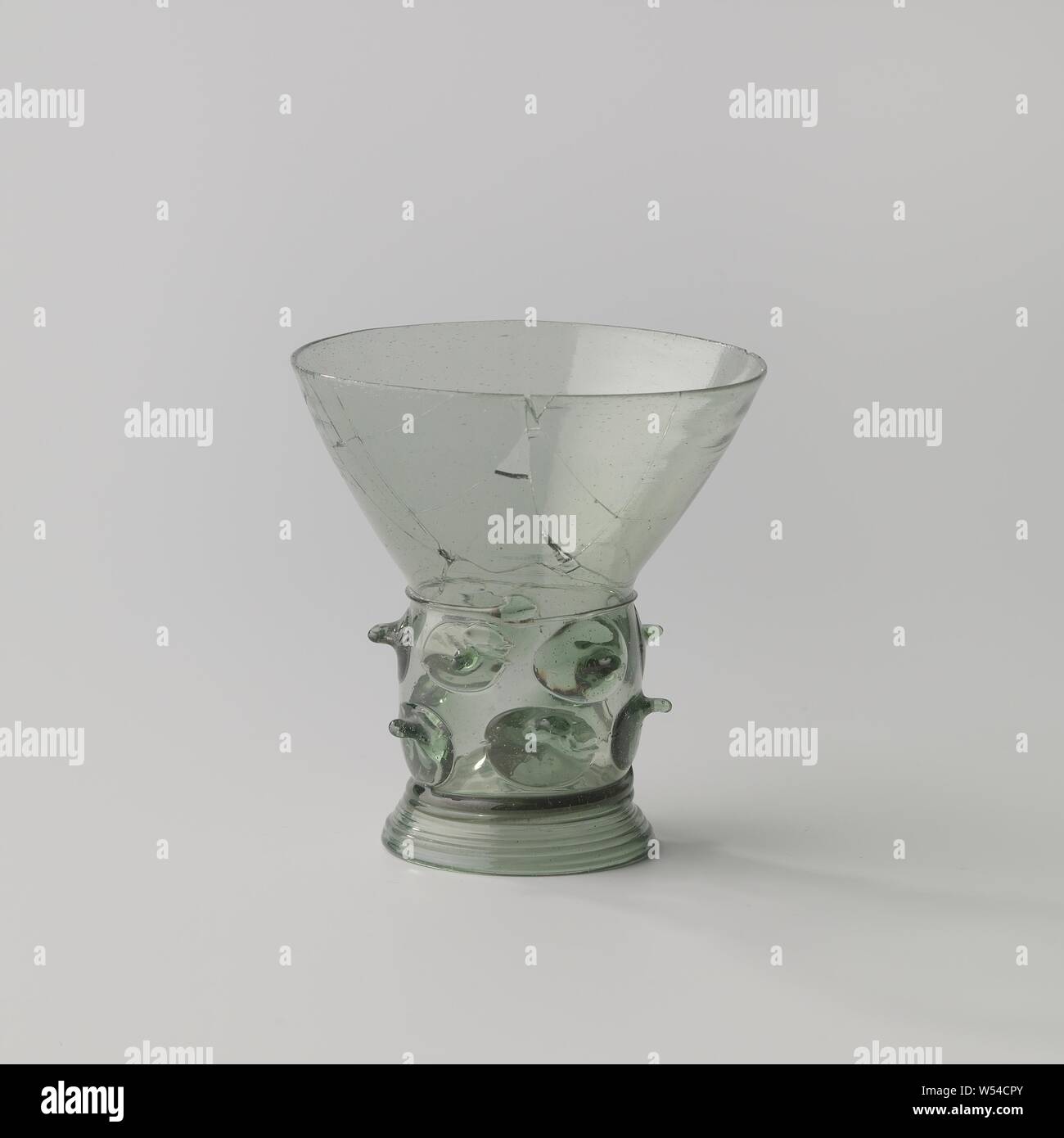 La Betulla meier con due righe di dossi, Betulla meier della luce vetro verde, con inserito un fondo su una base filate da thread. Buona tazza di tè a forma di imbuto, soffiata fuori di pezzo con il fusto che è impostato con due righe di thorn gemme. Un filo liscio costituisce la transizione tra lo stelo e il calice., anonimo, Paesi Bassi, c. 1650 - c. 1675, vetro, glassblowing, h 9,0 cm × d 8,7 cm Foto Stock