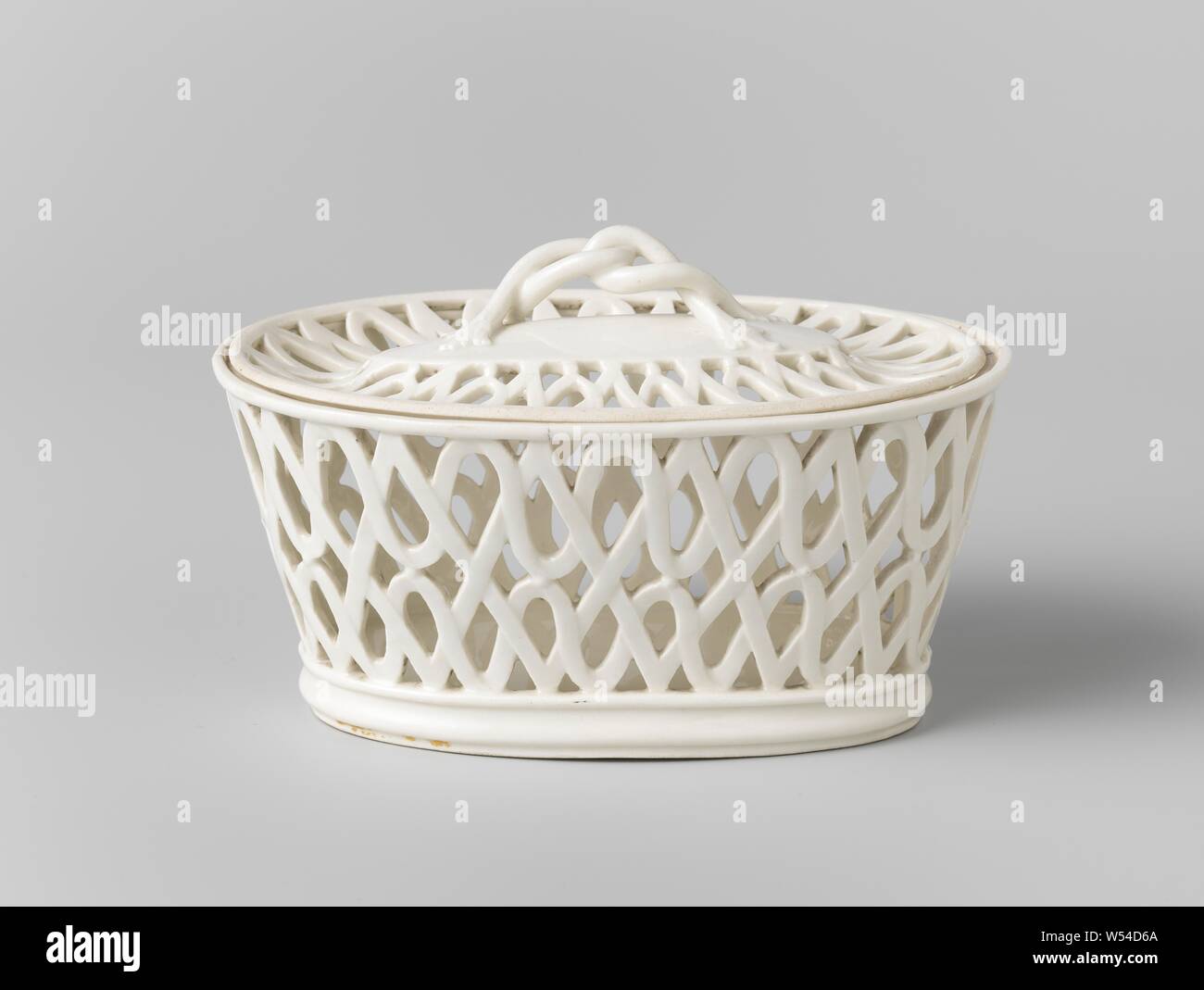 Cestello, parete traforata, non verniciate, cesto di porcellana. La parete e il coperchio completamente aperto come articoli di vimini. Sul coperchio come una maniglia due interconnessi e incrociati ramoscelli terminanti in foglie. Profilato di bordo del piede. Non verniciato., Manufactuur Oud-Loosdrecht, Loosdrecht, c. 1778 - c. 1782, porcellana (materiale), h 8 cm × d 10,5 cm × W 16,4 cm Foto Stock
