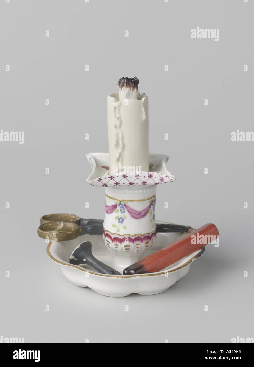 Camera di finto candelabro applique in forma di una candela in porcellana,  una candela titolare, una piegata carta da gioco come un salvagoccia, un  paio di forbici, un timbro di cera e