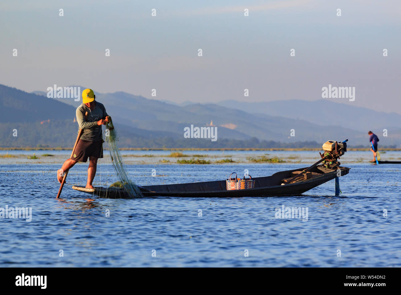 Lago Inle, Myanmar, 20 novembre 2018 - Autentico pescatori che lavorano le reti sulle acque del Lago Inle. Foto Stock