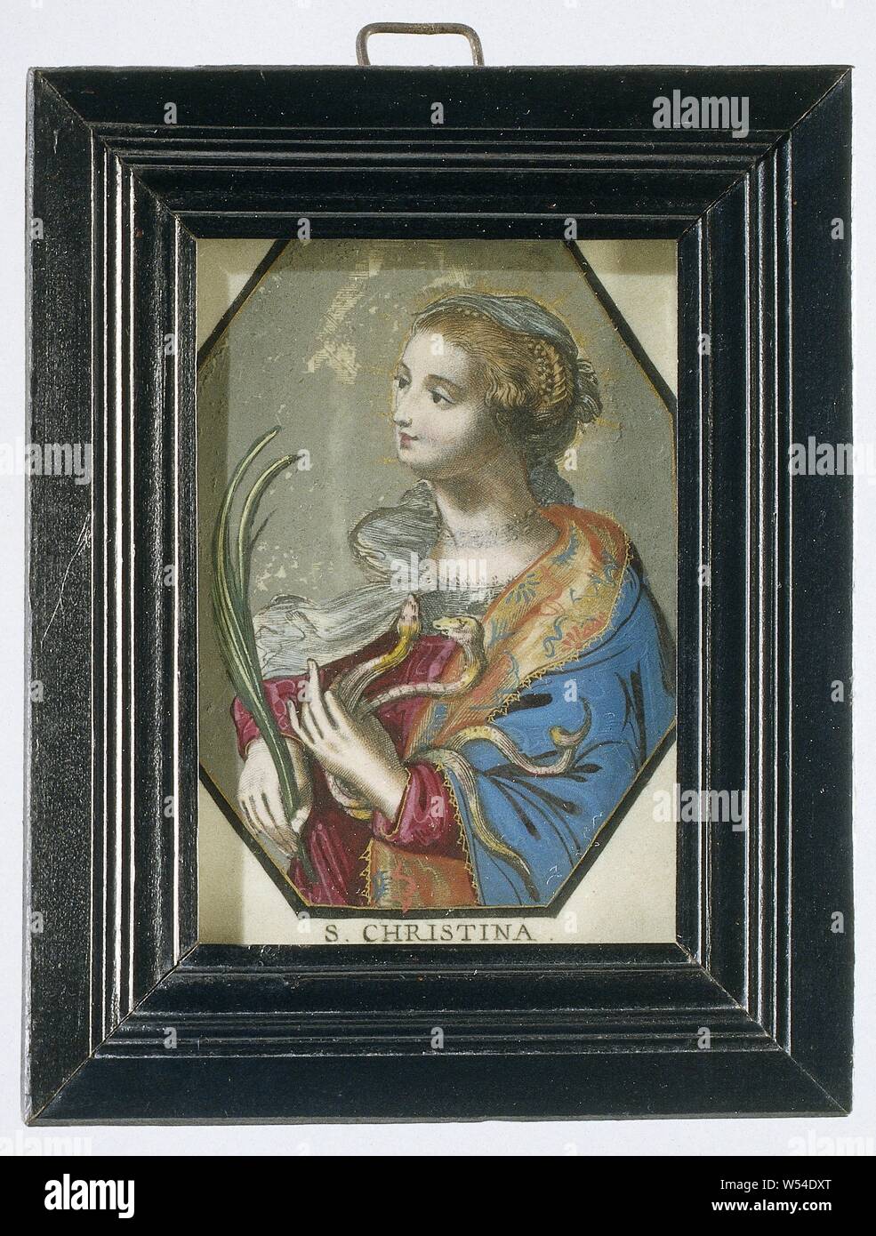 Stampa con la rappresentazione di Santa Cristina, ottagonale incisione su pergamena, colorata con gouache, argento e oro dipingere. Christina porta un ramo di palma e serpenti nelle sue mani. Racchiusi dietro il vetro in un semplice profilato di telaio di colore nero, di legno con un occhiello metallico per appendere., anonimo, Anversa, c. 1650 - c. 1700, pergamena (materiale animale), vetro, un inchiostro da stampa lijst, gouache (vernice), vernice (rivestimento), LEGNO (materiale vegetale), h 9,4 cm × W 6.5 cm h 13.0 cm × W 10,3 cm Foto Stock