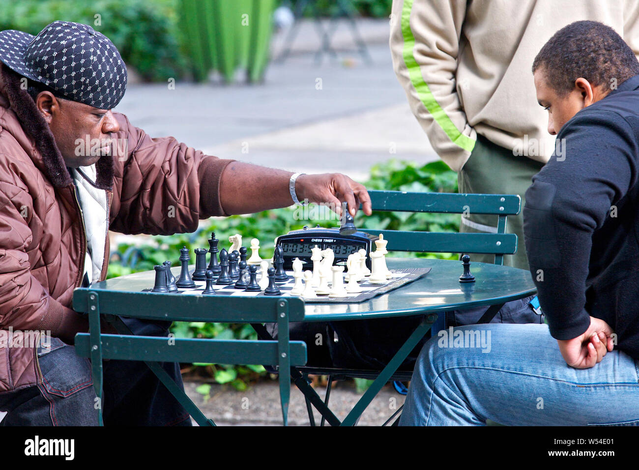 Due uomini Black-American giocare all'aperto, in una partita a scacchi in Bryant Park, New York New York, Stati Uniti d'America. Foto Stock