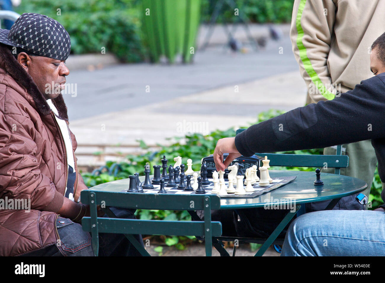 Due uomini afro-americano a giocare all'aperto, in una partita a scacchi in Bryant Park, New York New York, Stati Uniti d'America. Foto Stock