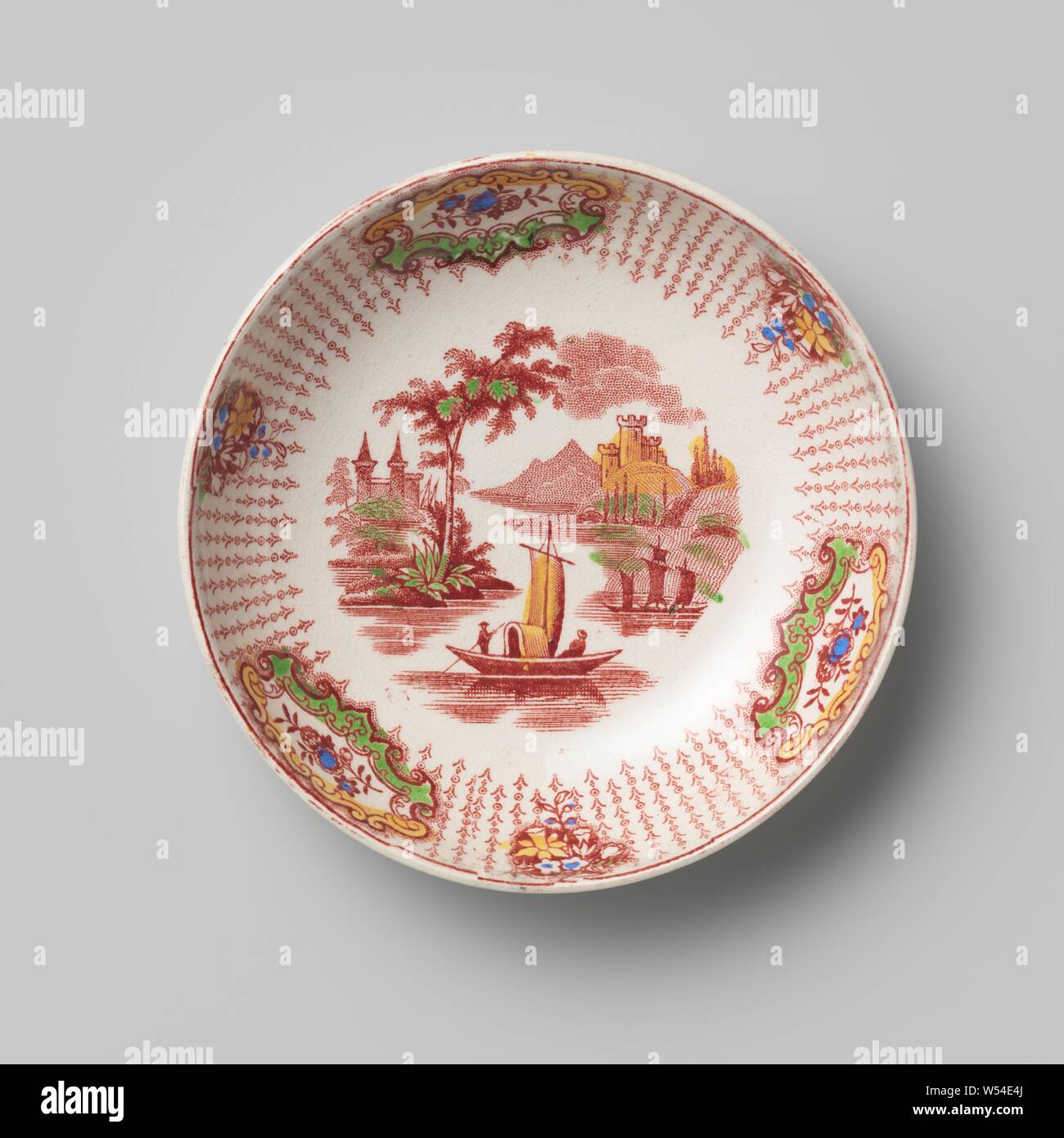 Piatto di hard-sparato terraglia, ammenda creamware con trasferimento, piatto rotondo di hard-sparò di coccio con trasferimento multicolore. L appartamento ha un'immagine di un paesaggio fluviale con una barca. Il bordo ha tre medaglioni con fiore spray e tre mazzi tra una fondazione di stilizzata rami verticali. Il piattino appartiene a una tazza e tre uguali le tazze con piattini, anonimo, Inghilterra, c. 1830 - c. 1850, terraglia, h 3.0 cm × d 12,5 cm Foto Stock