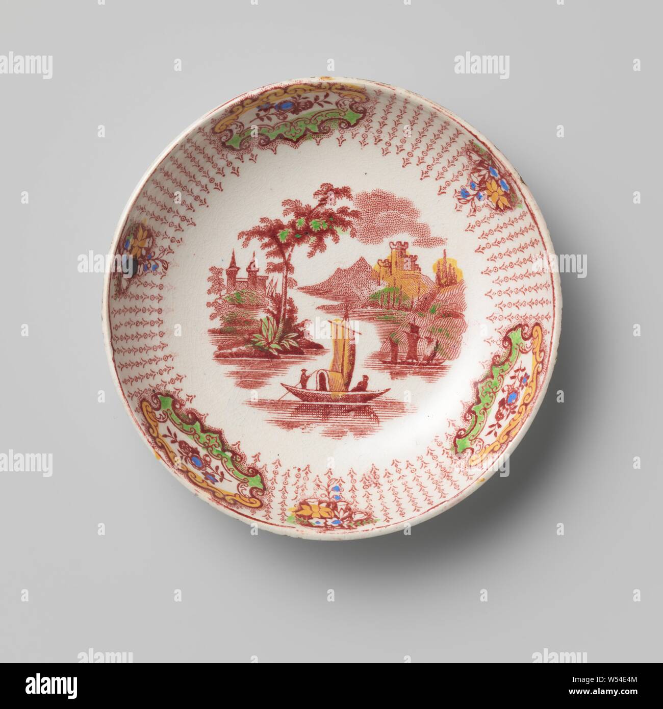 Piatto di hard-cotta terraglia, ammenda creamware con trasferimento, piatto rotondo di hard-cotta con terracotta policroma di trasferimento. L appartamento ha un'immagine di un paesaggio fluviale con una barca. Il bordo ha tre medaglioni con fiore spray e tre mazzi tra una fondazione di stilizzata rami verticali. Il piattino appartiene a una tazza e tre uguali le tazze con piattini, anonimo, Inghilterra, c. 1830 - c. 1850, terraglia, h 3.0 cm × d 12,5 cm Foto Stock