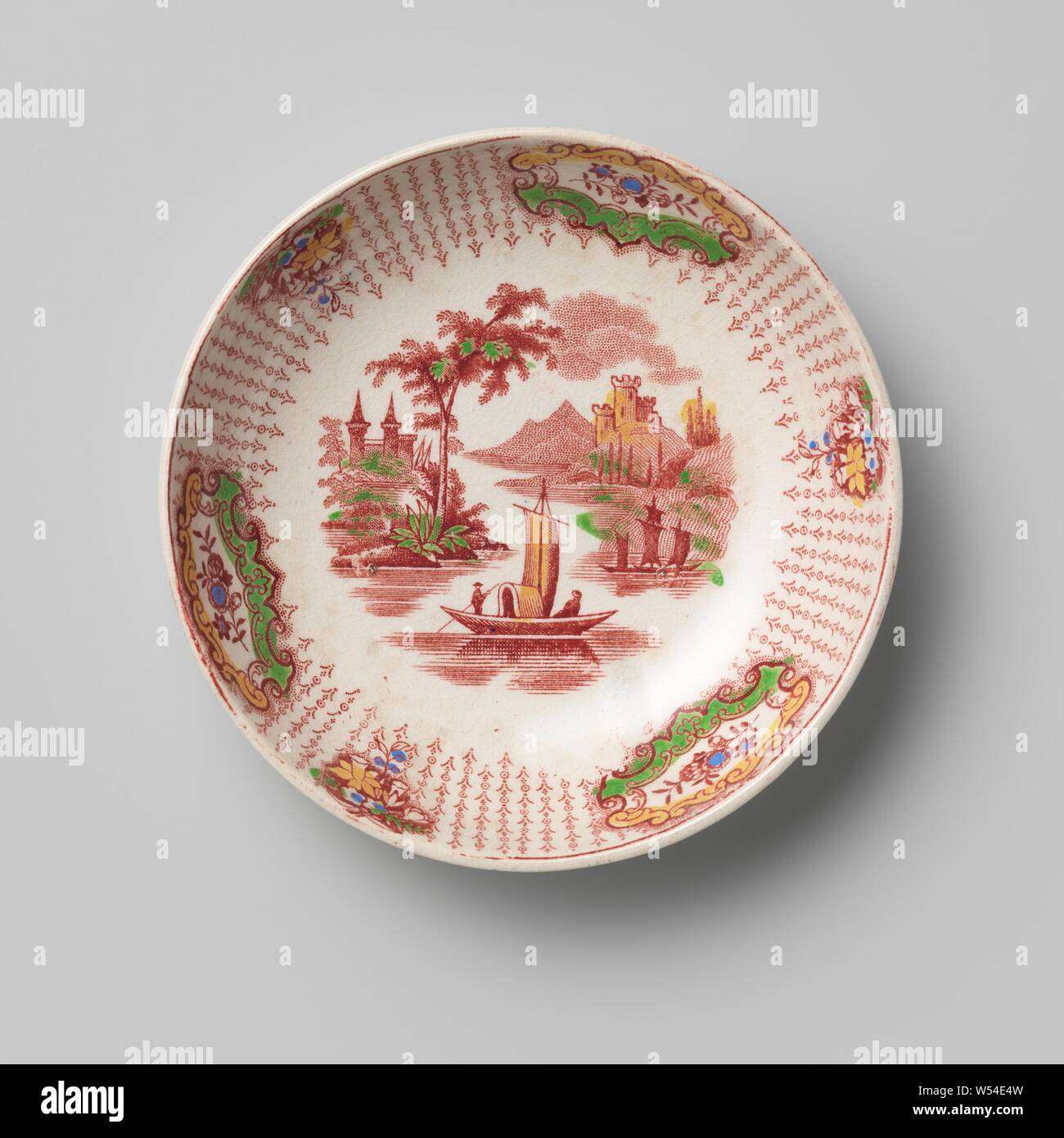 Piatto di hard-cotta terraglia, ammenda creamware con trasferimento, piatto rotondo di hard-cotta con terracotta policroma di trasferimento. L appartamento ha un'immagine di un paesaggio fluviale con una barca. Il bordo ha tre medaglioni con fiore spray e tre mazzi tra una fondazione di stilizzata rami verticali. Il piattino appartiene a una tazza e tre uguali le tazze con piattini, anonimo, Inghilterra, c. 1830 - c. 1850, terraglia, h 3.0 cm × d 12,5 cm Foto Stock