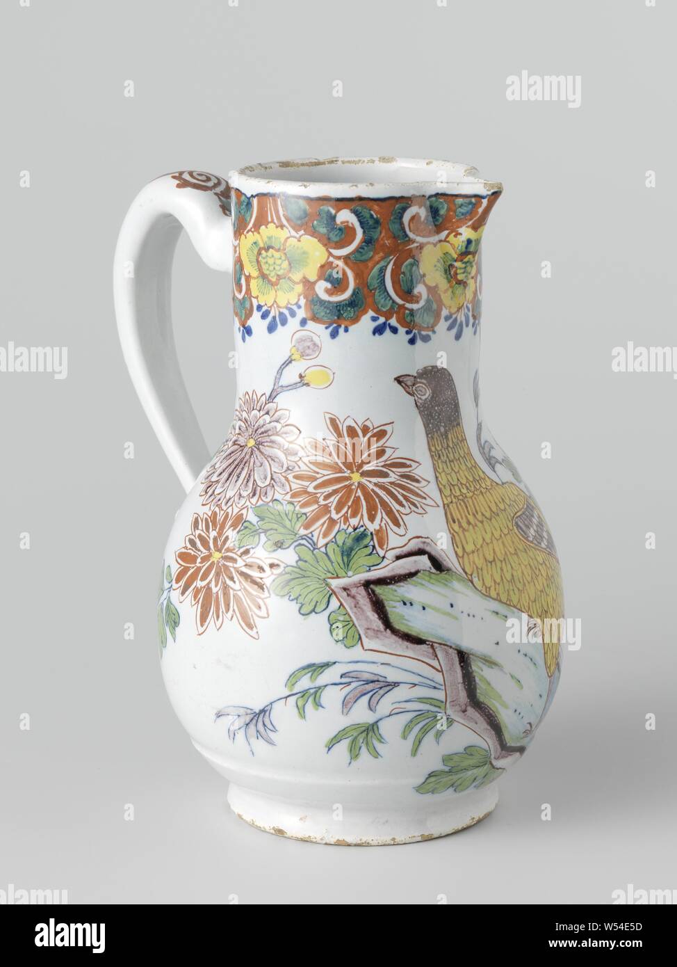 Realizzati in ceramica di Faenza, multicolore con un uccello e fiori. Con allentato il coperchio di argento, può di maioliche. Verniciato multicolore con un uccello e fiori., anonimo, Delft, c. 1750 - c. 1770, h 21.0 cm × W 11,5 cm × d 14,5 cm Foto Stock