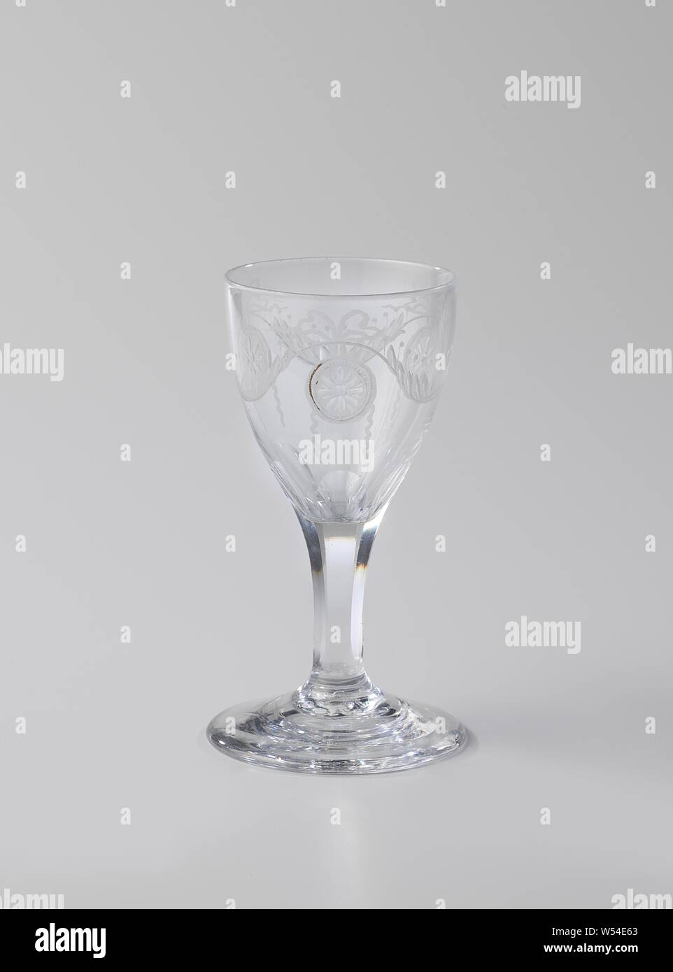 Calice con tre archi e medaglioni, calice con stelo esagonale sulla base rotonda. Il calice è decorato con tre archi a cui i piccoli medaglioni sono attaccati da ghirlande., anonimo, c. 1800 - c. 1825, vetro, glassblowing, h 12.1 cm × d 6.7 cm Foto Stock