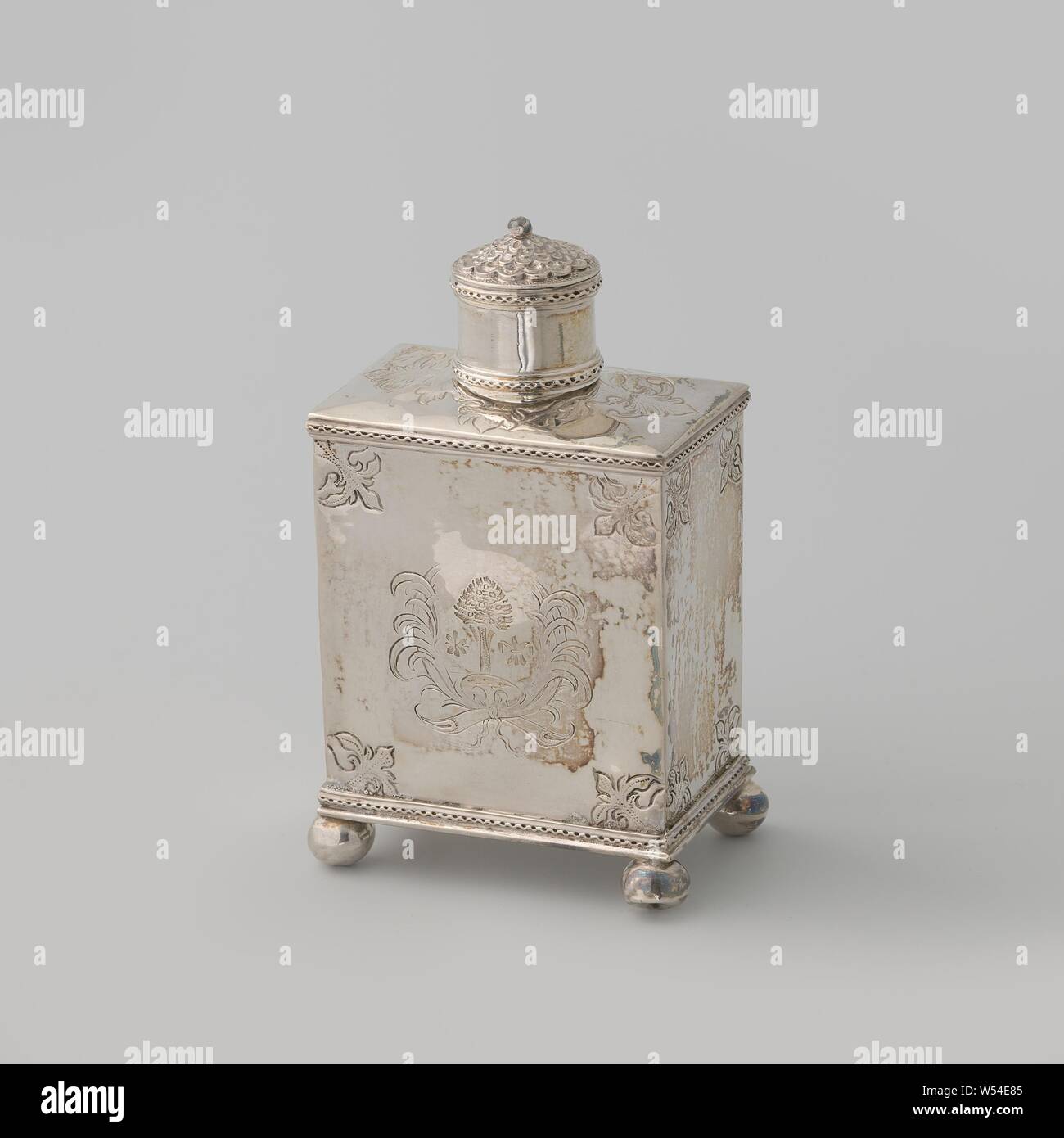 Caddy, Caddy d'argento. Forma rettangolare su quattro piedini a sfera. Decorata con incisioni, Theodorus Huigen, Harlingen, 1675 - 1700, argento (metallo), h 12.3 cm × l 7.0 cm × w 4,5 cm × W 179 Foto Stock