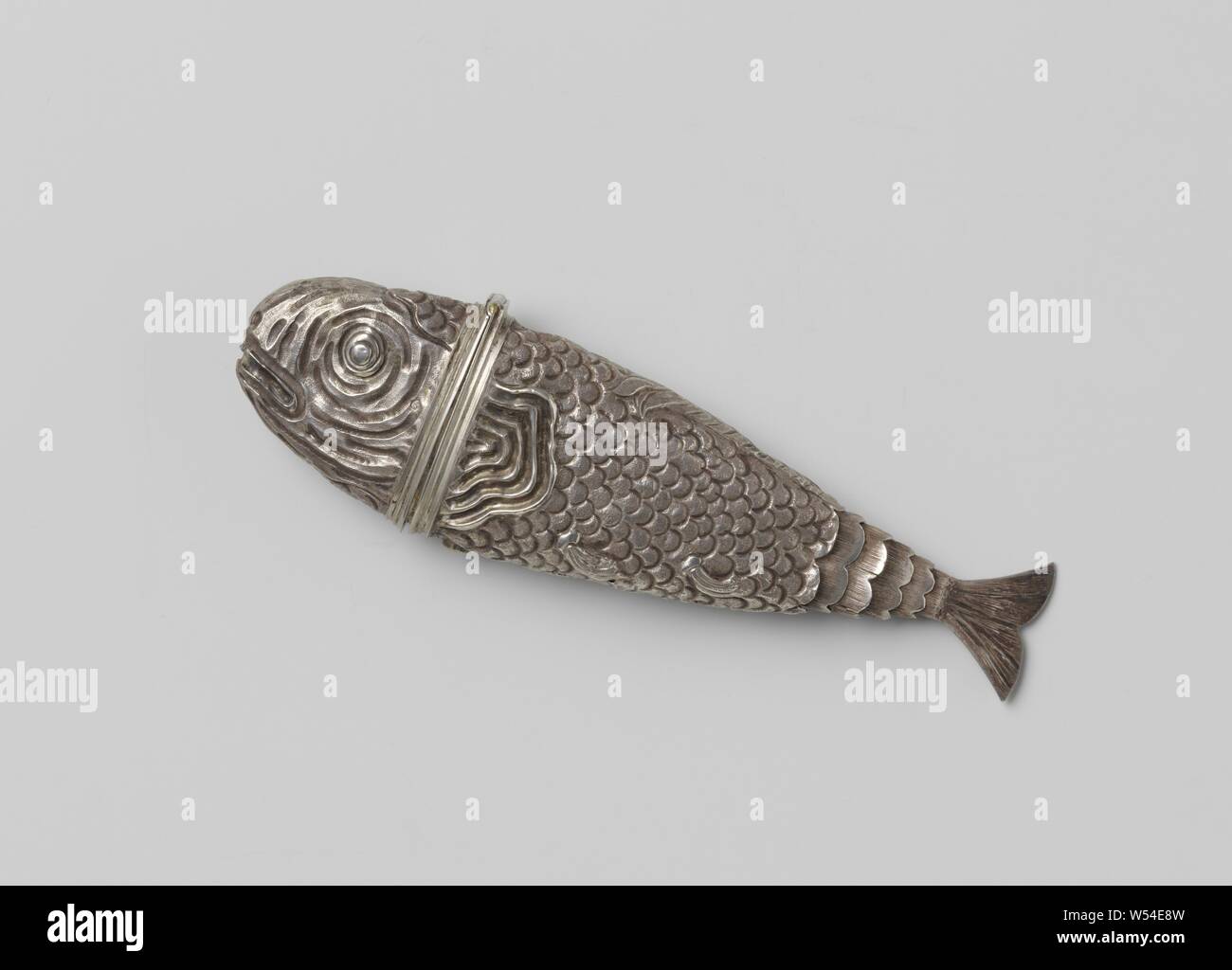 Caso di cucitura di argento, nella forma di un pesce con una coda mobile nella forma di un pesce con un mobile di coda. Contenuto: un coltello, un paio di forbici, un attrezzo di imbastitura, una coppia di pinze e un tubo. da una balaustra barocca. Il cavatappi ha una piastra piana con un uomo e un cavallo su di esso come una maniglia. Nella parte inferiore è presente un pulsante pendente a forma di. La lampada di sabato è contrassegnato con una spada., anonimo, Paesi Bassi del Nord, 1807 - 1809, argento (metallo), l 11,3 cm × W 3.5 cm × W 42 Foto Stock