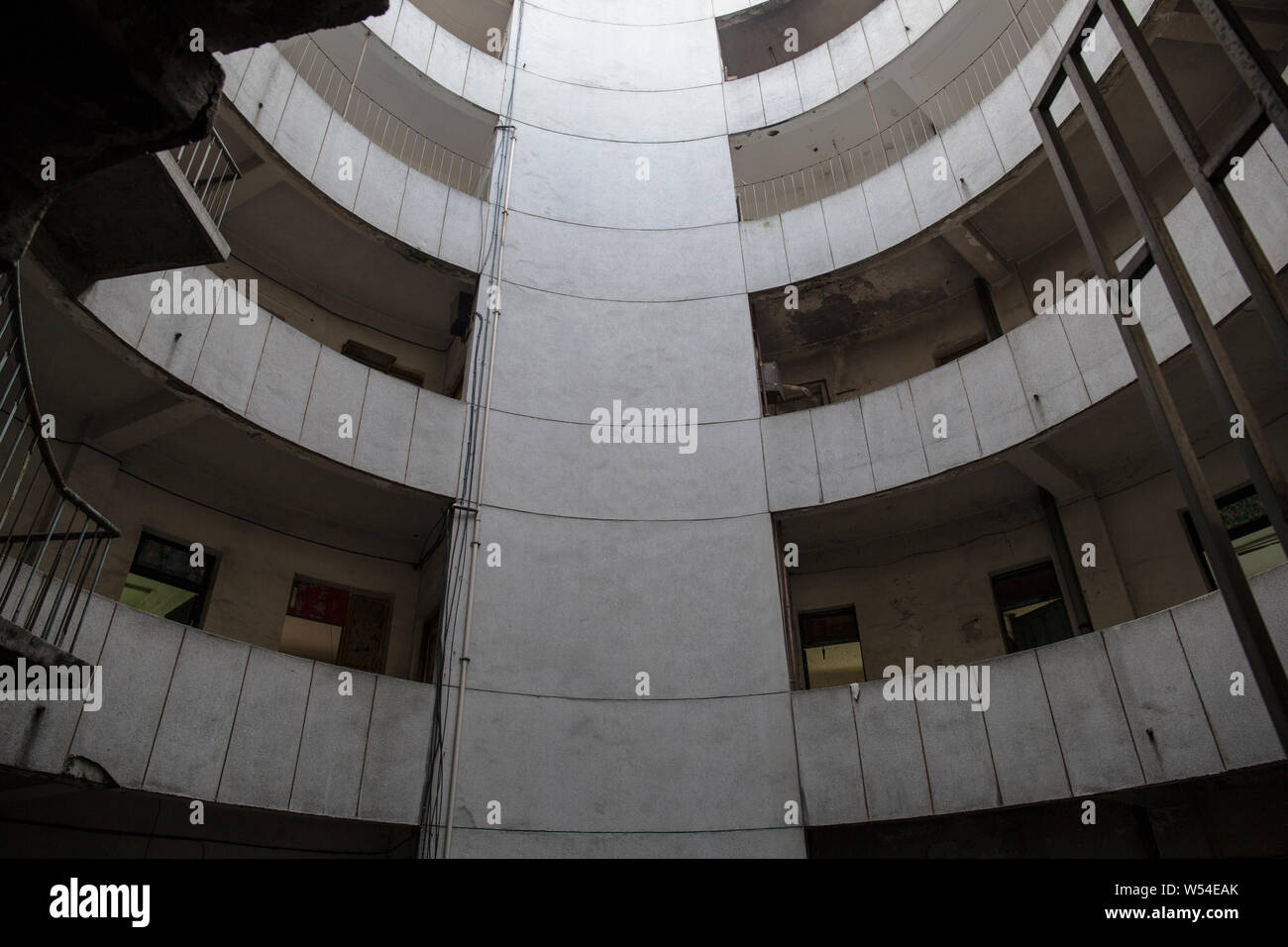 Vista interna di nove piani di costruzione del cilindro in corrispondenza di una stazione di autobus nel distretto di Jiangbei, Chongqing, la Cina, 16 gennaio 2019. A nove piani bu del cilindro Foto Stock