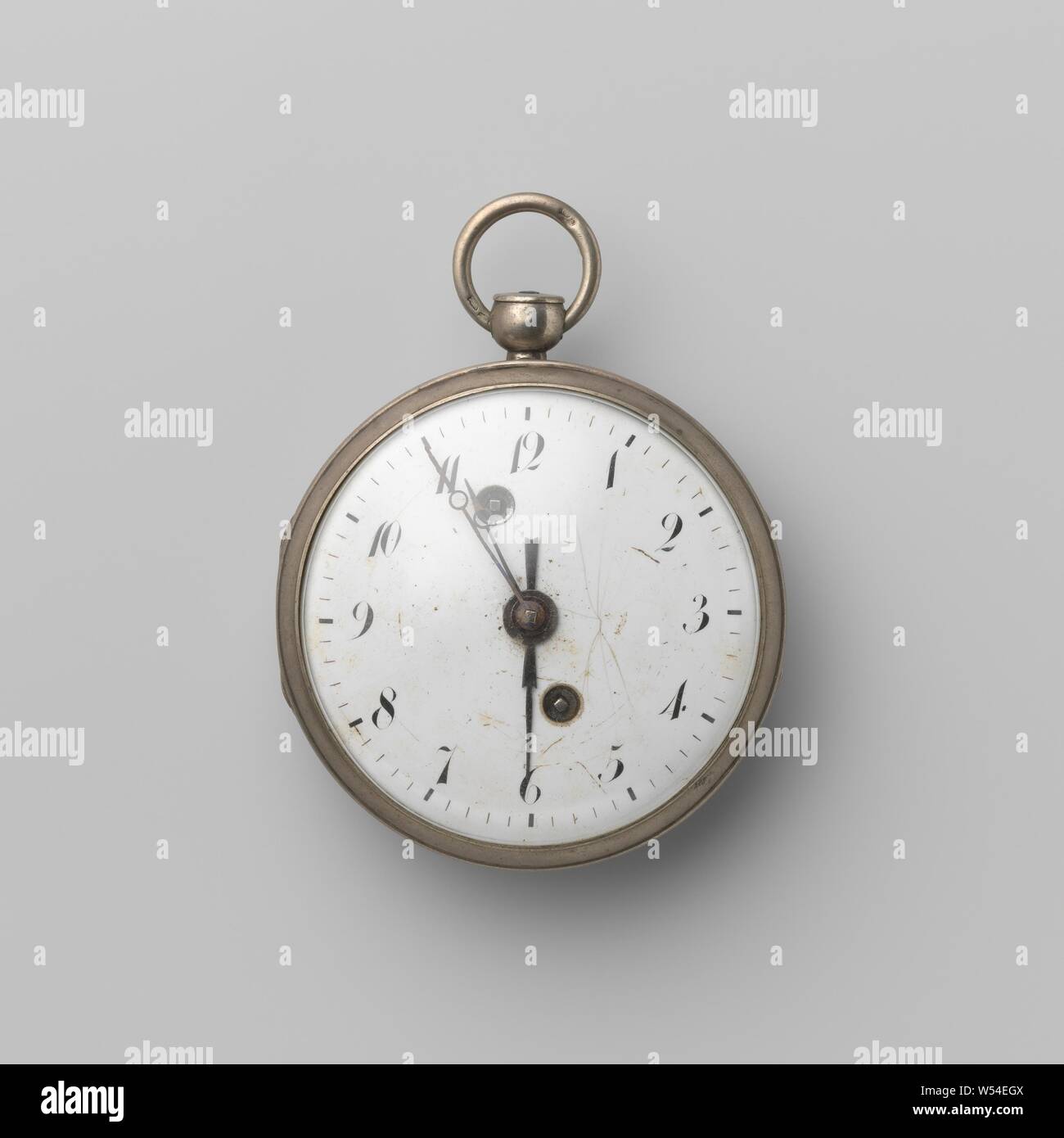 Orologio in argento, con il movimento del mandrino. Il fondo posteriore è colpa., anonimo, c. 1850, argento (metallo), il motore gira, d 5,5 cm × h 7.3 cm × W 5.5 cm × d 2,2 cm Foto Stock