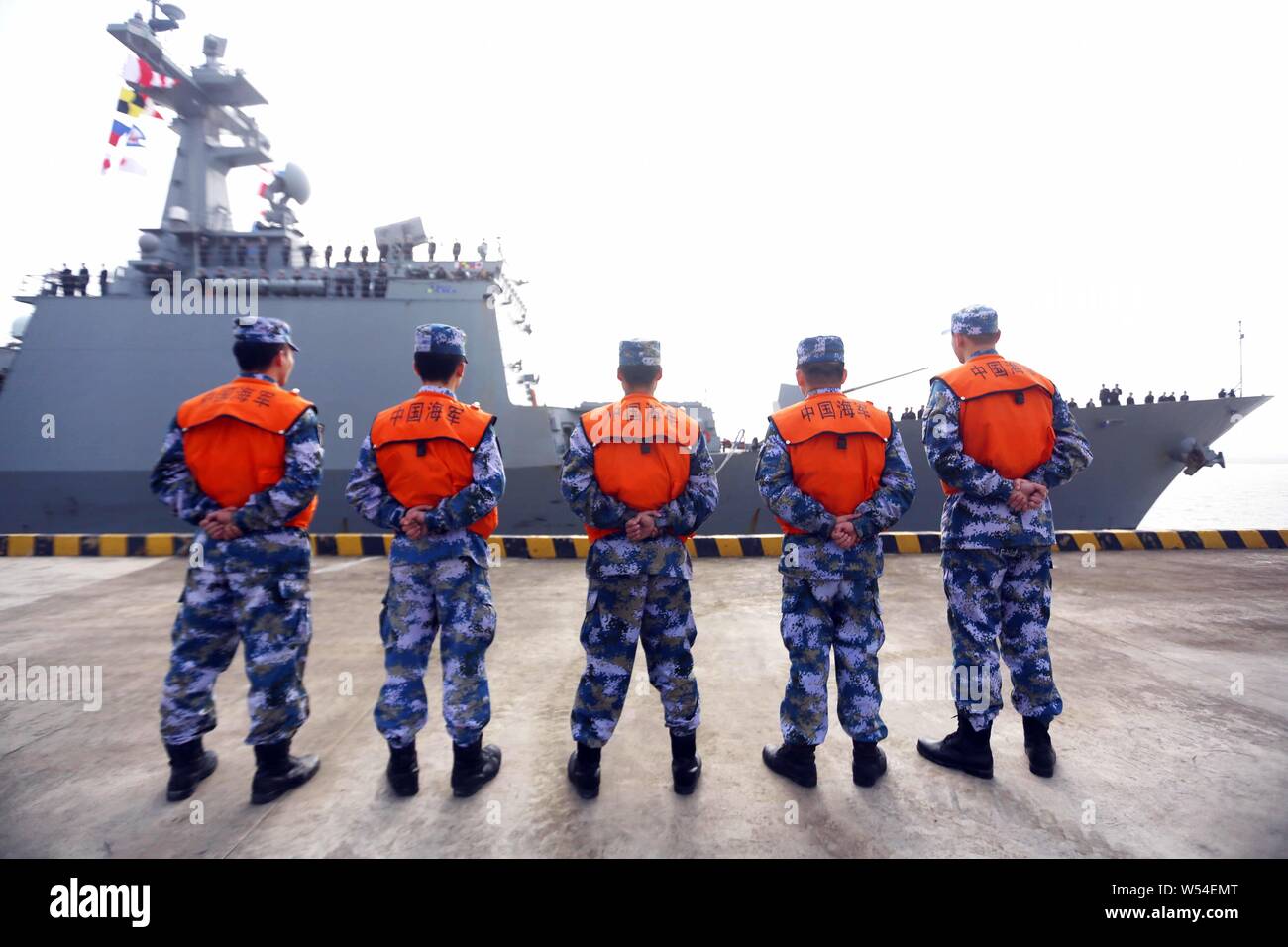 Il cacciatorpediniere ROKS Chungmugong Yi Sun-sin (DDH-975) Corea del sud la Marina arriva a un porto militare in Cina a Shanghai, 14 gennaio 2019. Due navi o Foto Stock